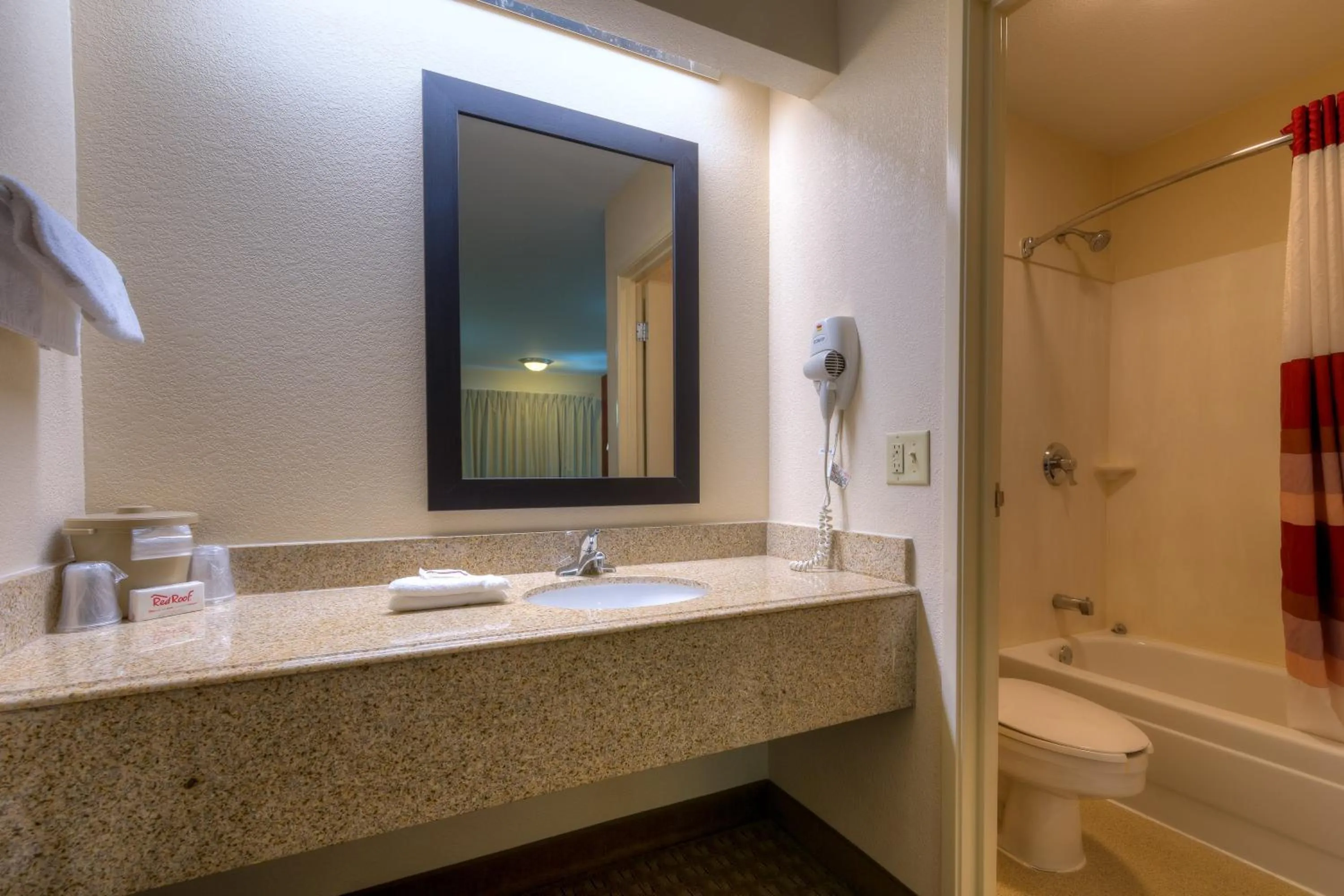Bathroom in Red Roof Inn Memphis East