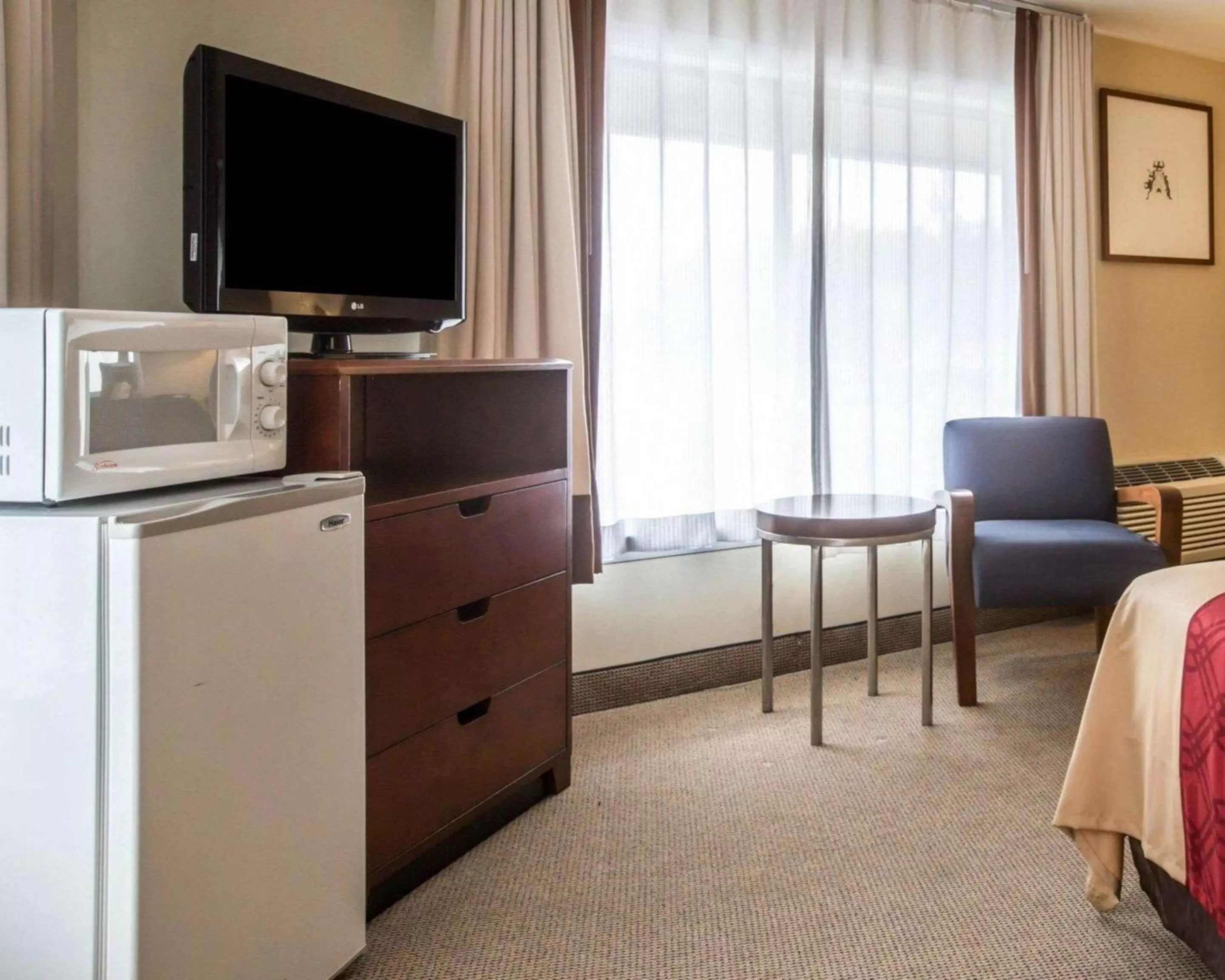 Photo of the whole room, Bed in Econo Lodge Lakes Region