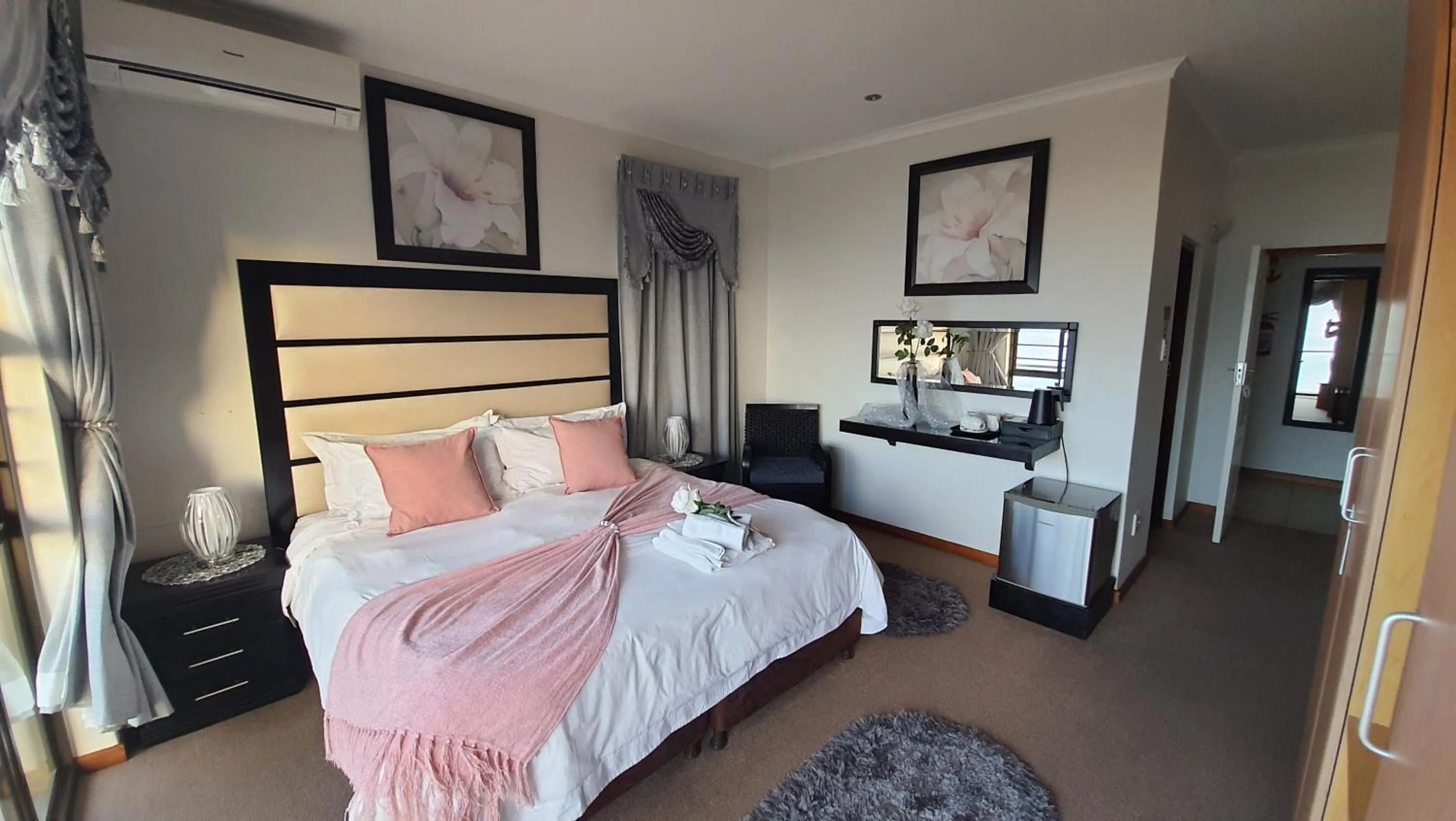 Photo of the whole room, Bed in Bar-t-nique Guest House