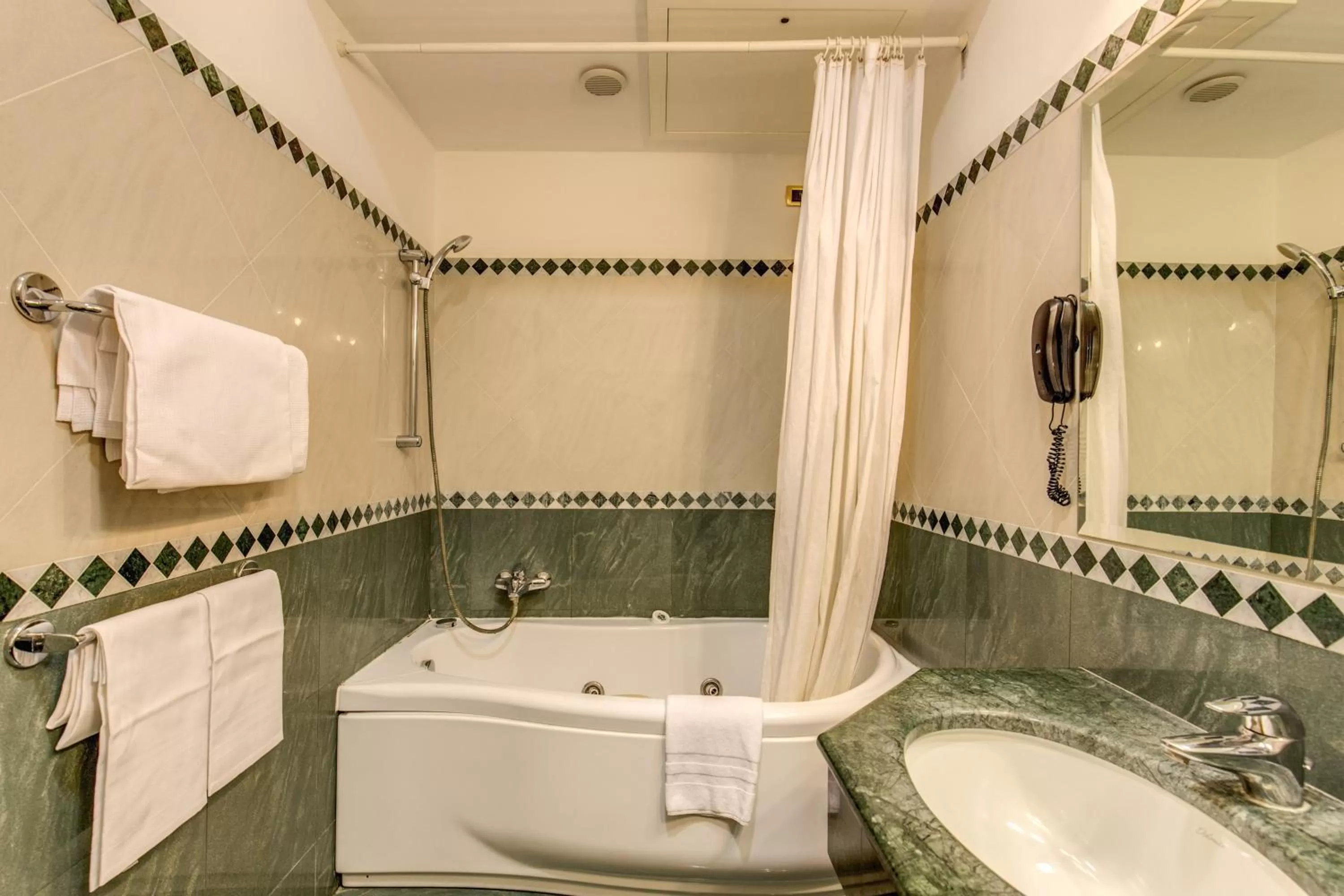 Shower in Hotel Contilia