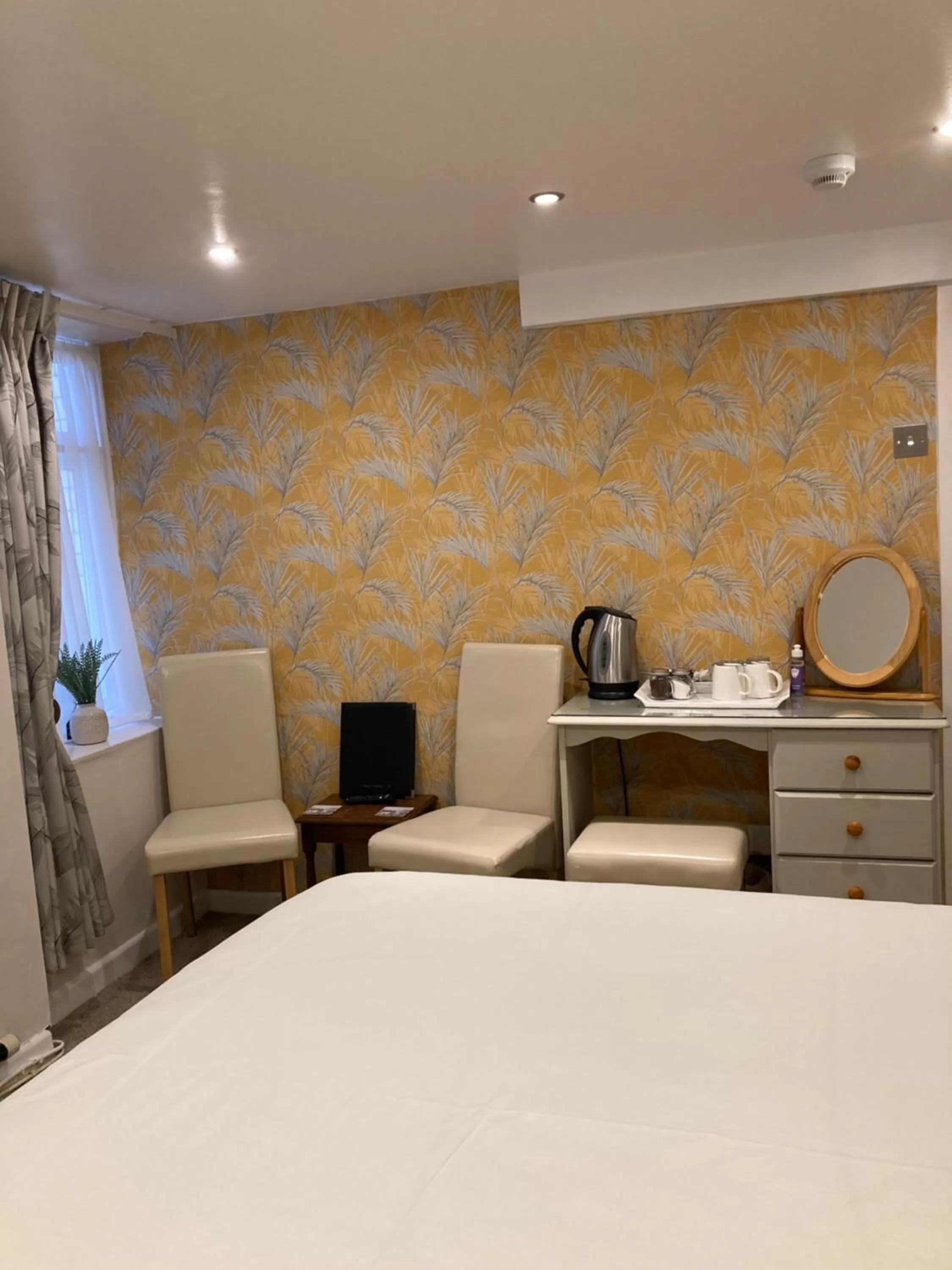 Coffee/tea facilities, Bed in The Wentworth Guest House