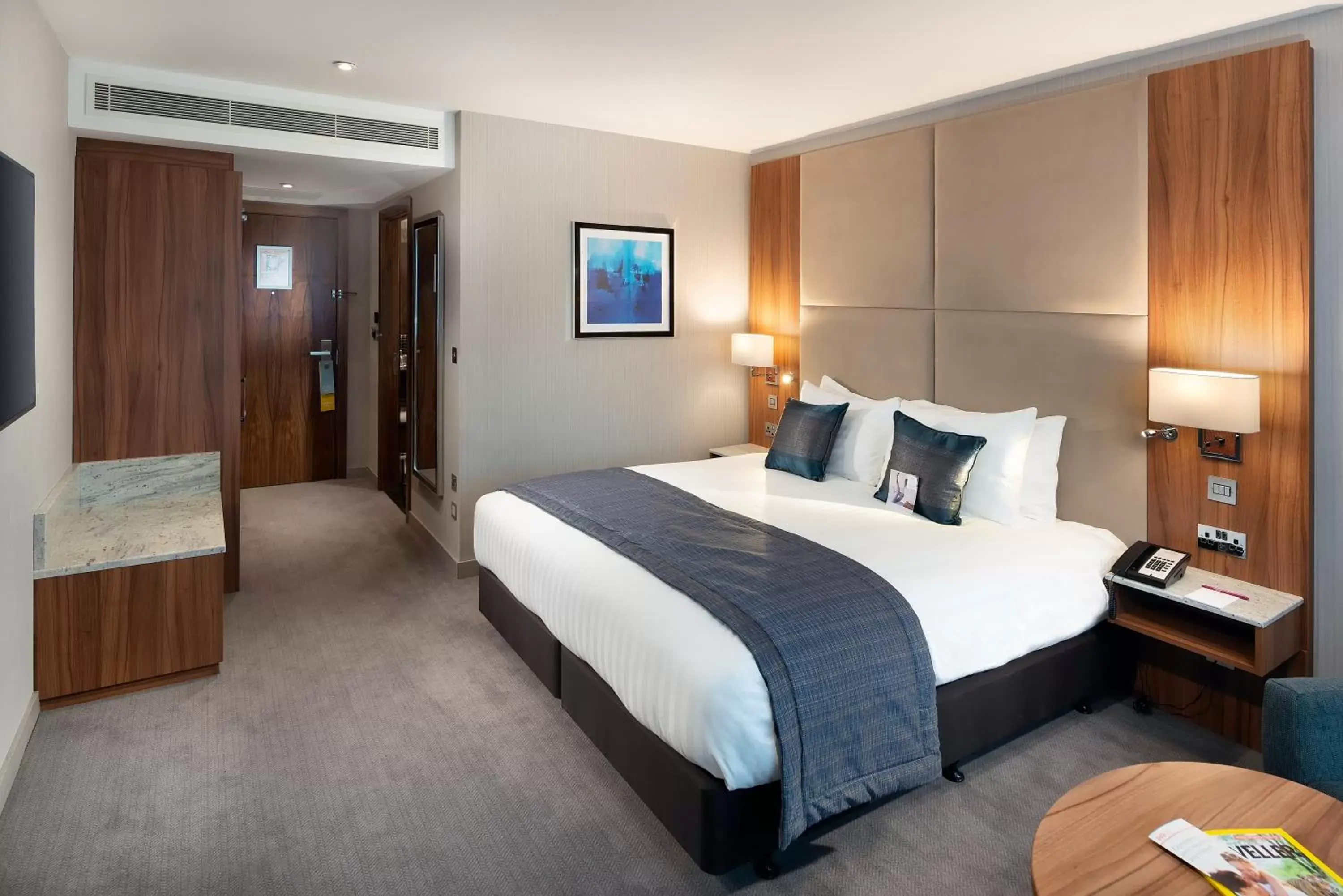 Standard King Room with Walk-In Shower in Crowne Plaza London Heathrow T4 by IHG Standard King Room with Walk-In Shower in Crowne Plaza London Heathrow T4 by IHG