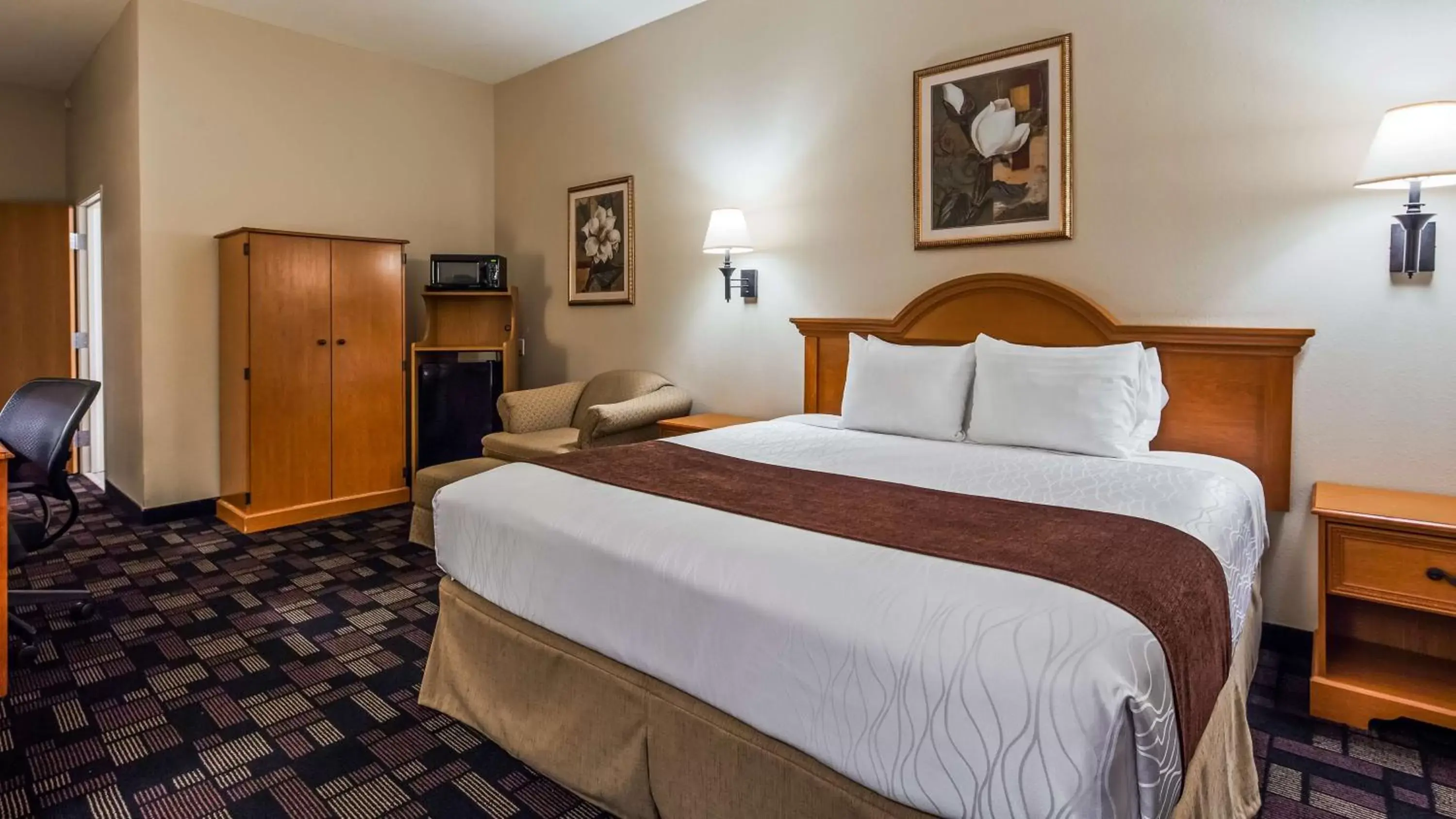 King Room with Roll-in Shower - Disability Access/Non-Smoking in Best Western Longview King Room with Roll-in Shower - Disability Access/Non-Smoking in Best Western Longview