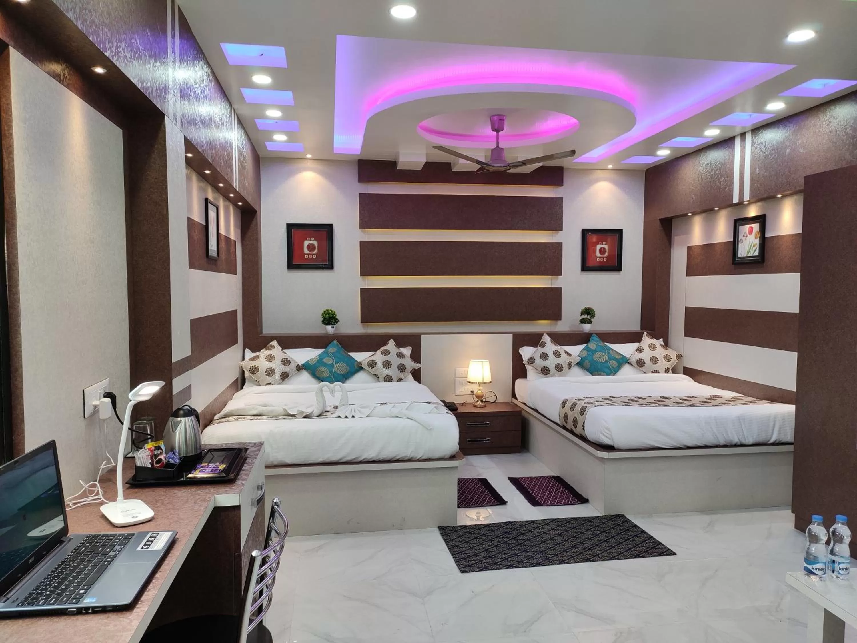 Bed in HOTEL CENTRAL SQUARE "A Couple Friendly Hotel"