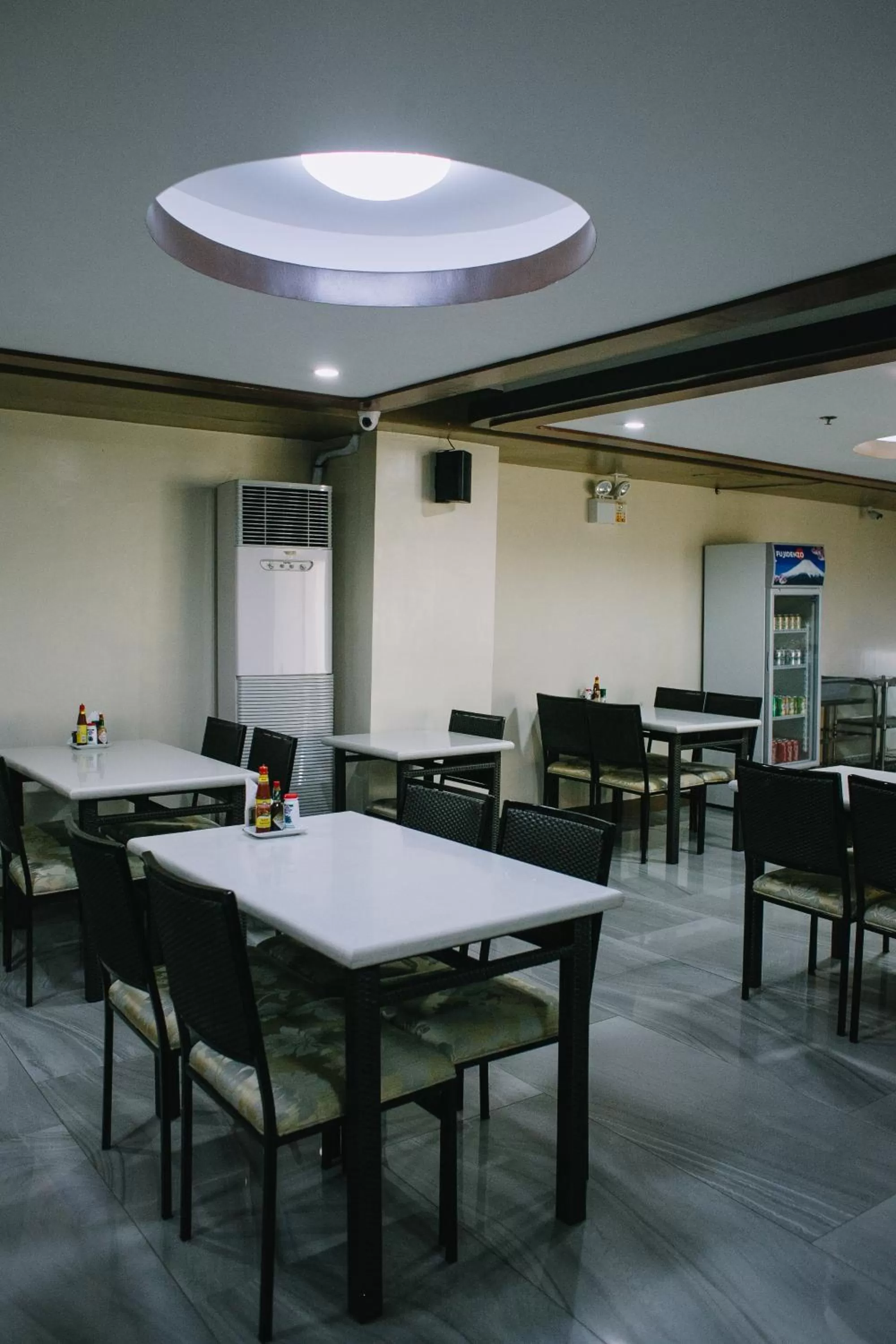 Restaurant/places to eat in Leope Hotel