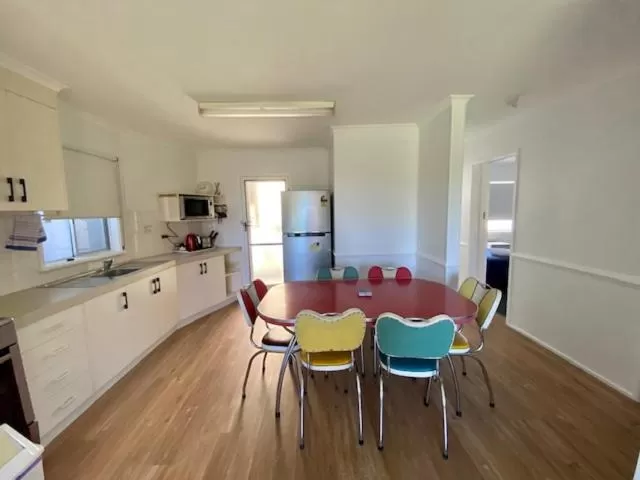 Kitchen or kitchenette in Leisure-Lee Holiday Apartments