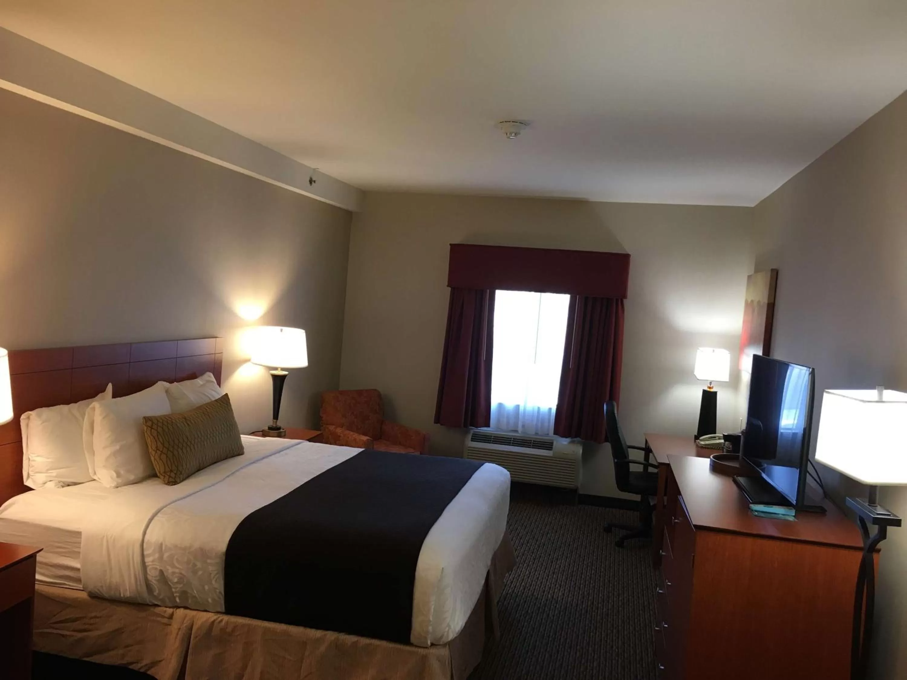 Photo of the whole room, Bed in Best Western Plus Arrowhead Hotel