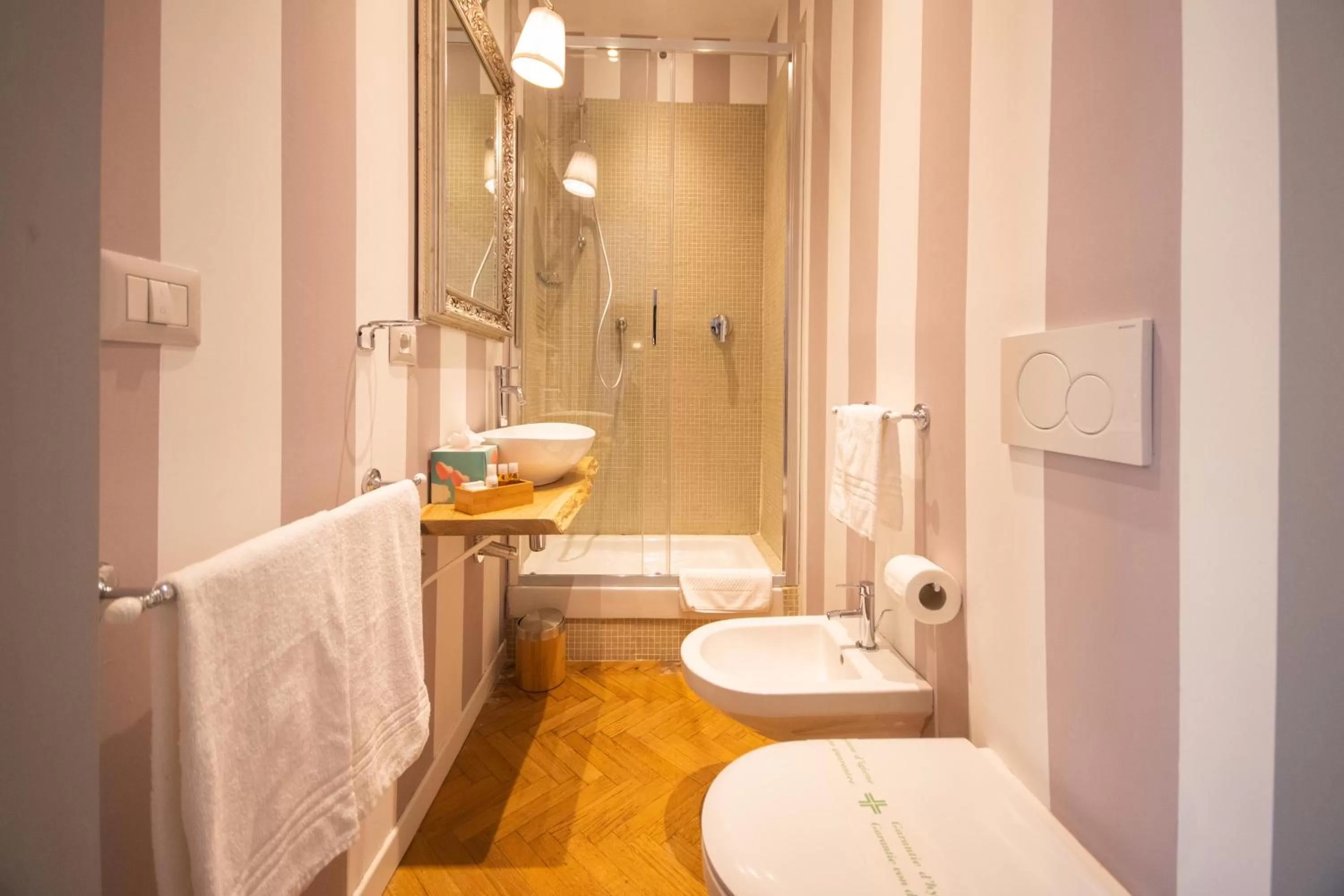 Shower, Bathroom in B&B Dimora Sassetti 6