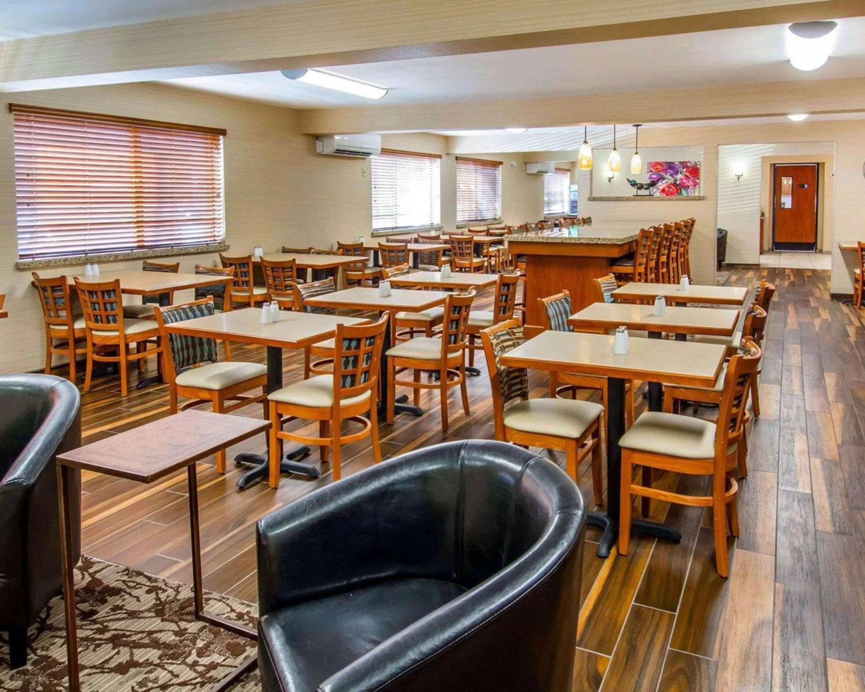 Restaurant/places to eat in Quality Inn Oakwood