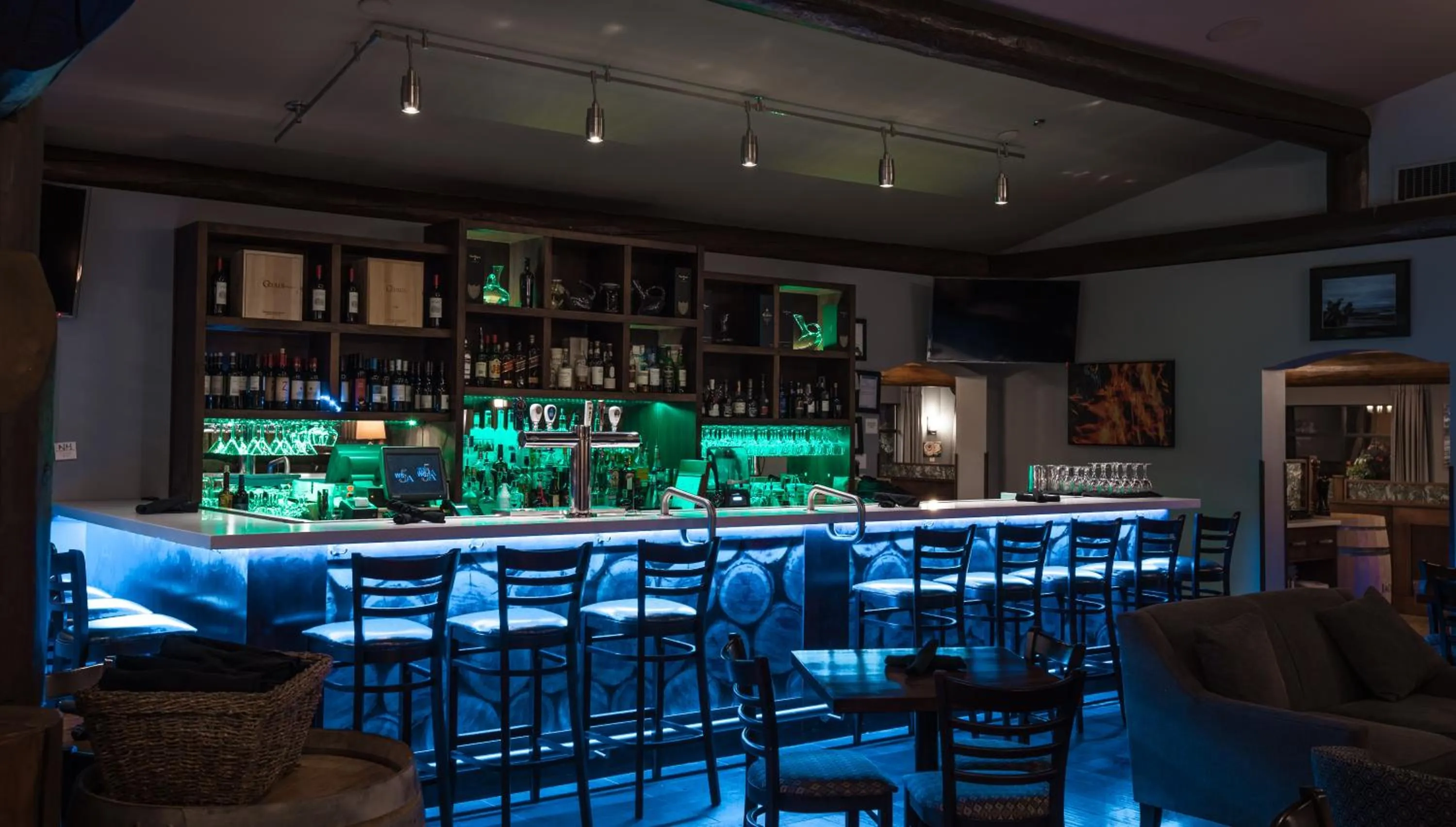 Lounge or bar in Tigh-Na-Mara Seaside Spa Resort