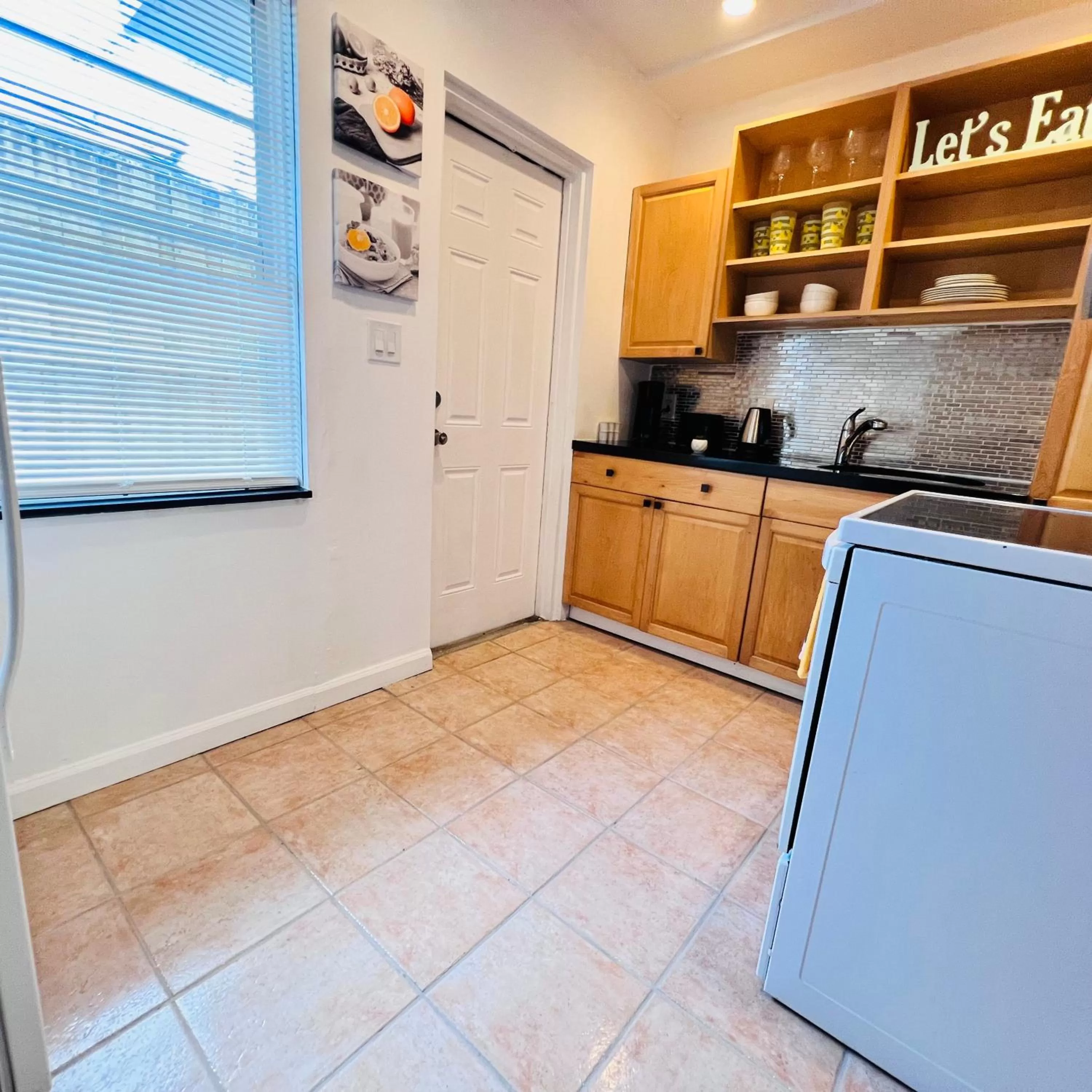 Kitchen or kitchenette in CocoBay 2BR Condos Near Beach, Galleria Mall, Wilton Manors, Cruise Port