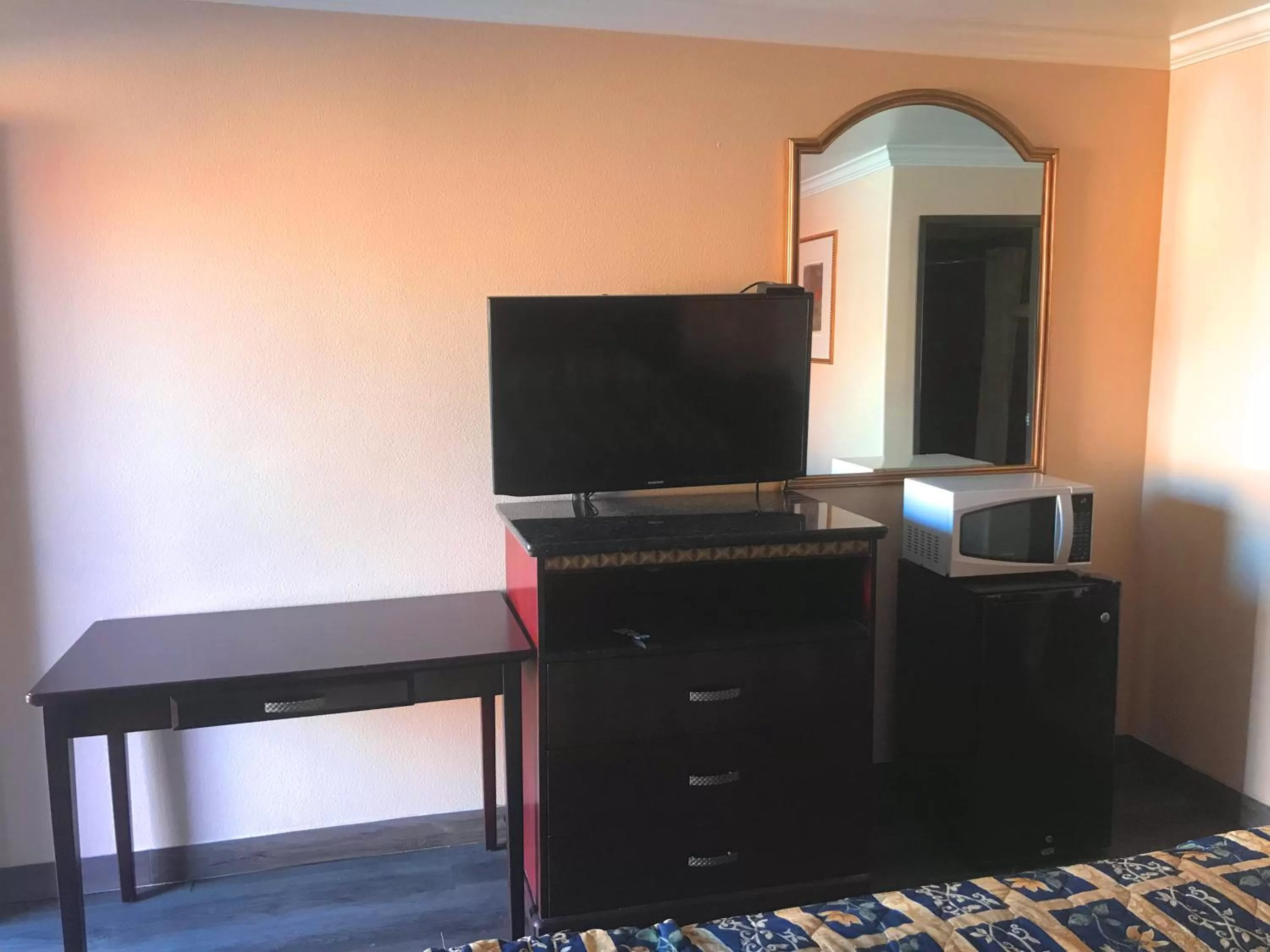 TV/Entertainment Center in Hyland Motel