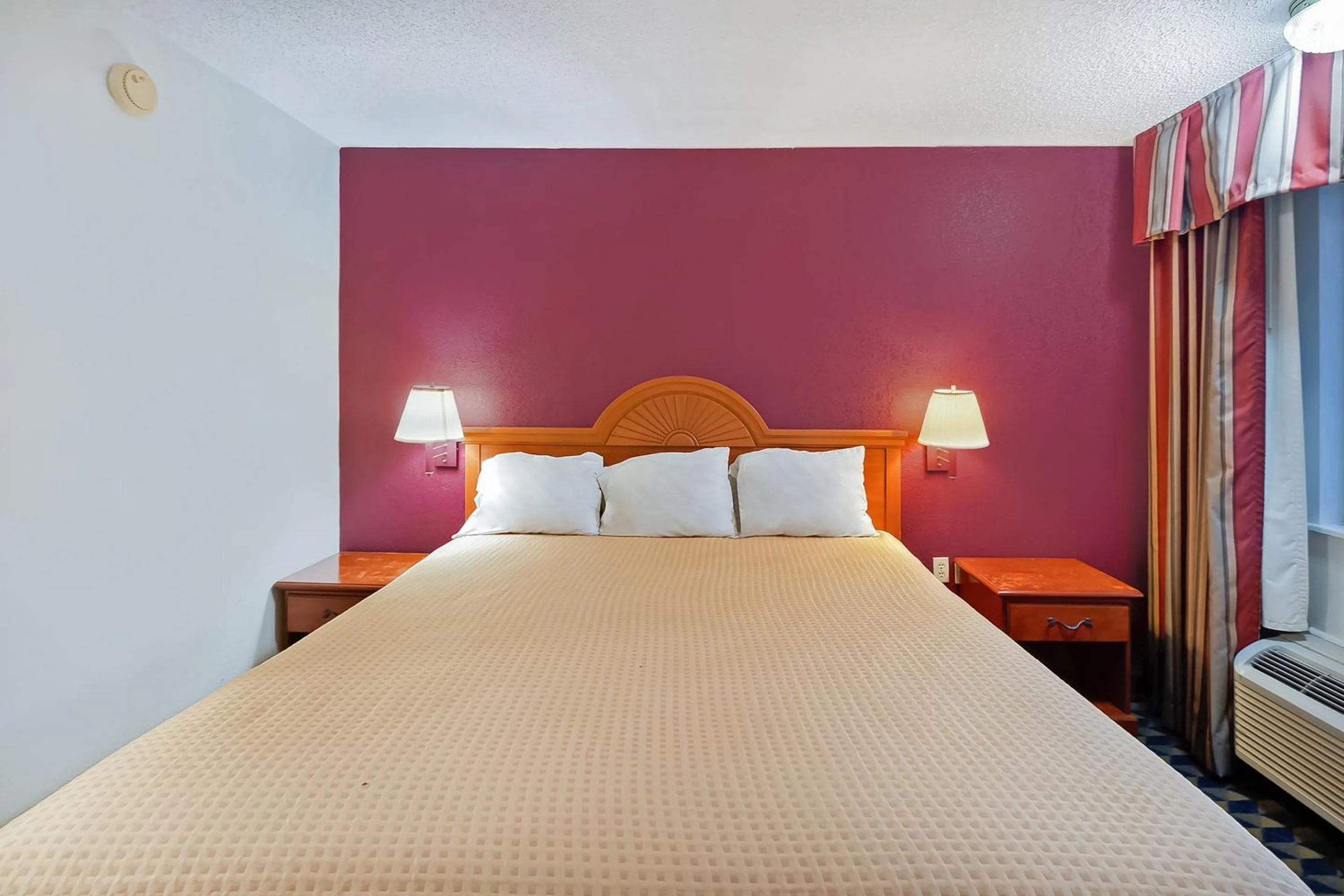 Bedroom, Bed in OYO Hotel Manning SC