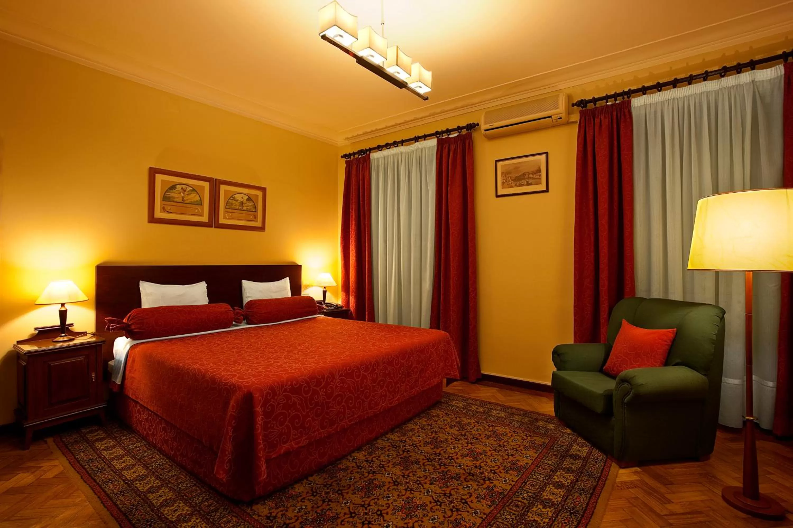 Photo of the whole room, Bed in Pao de Acucar Hotel