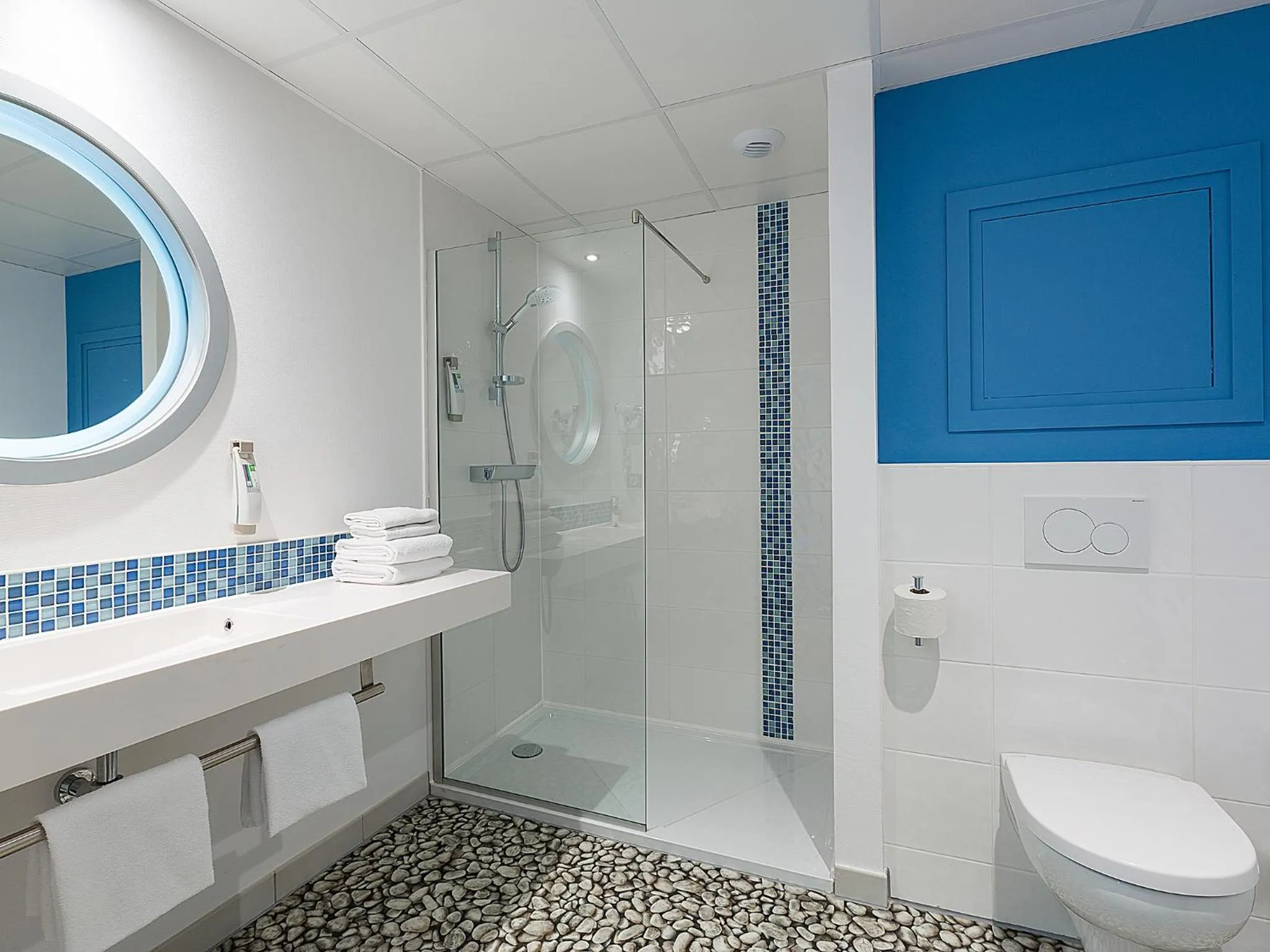Shower in ibis Styles Strasbourg Avenue du Rhin