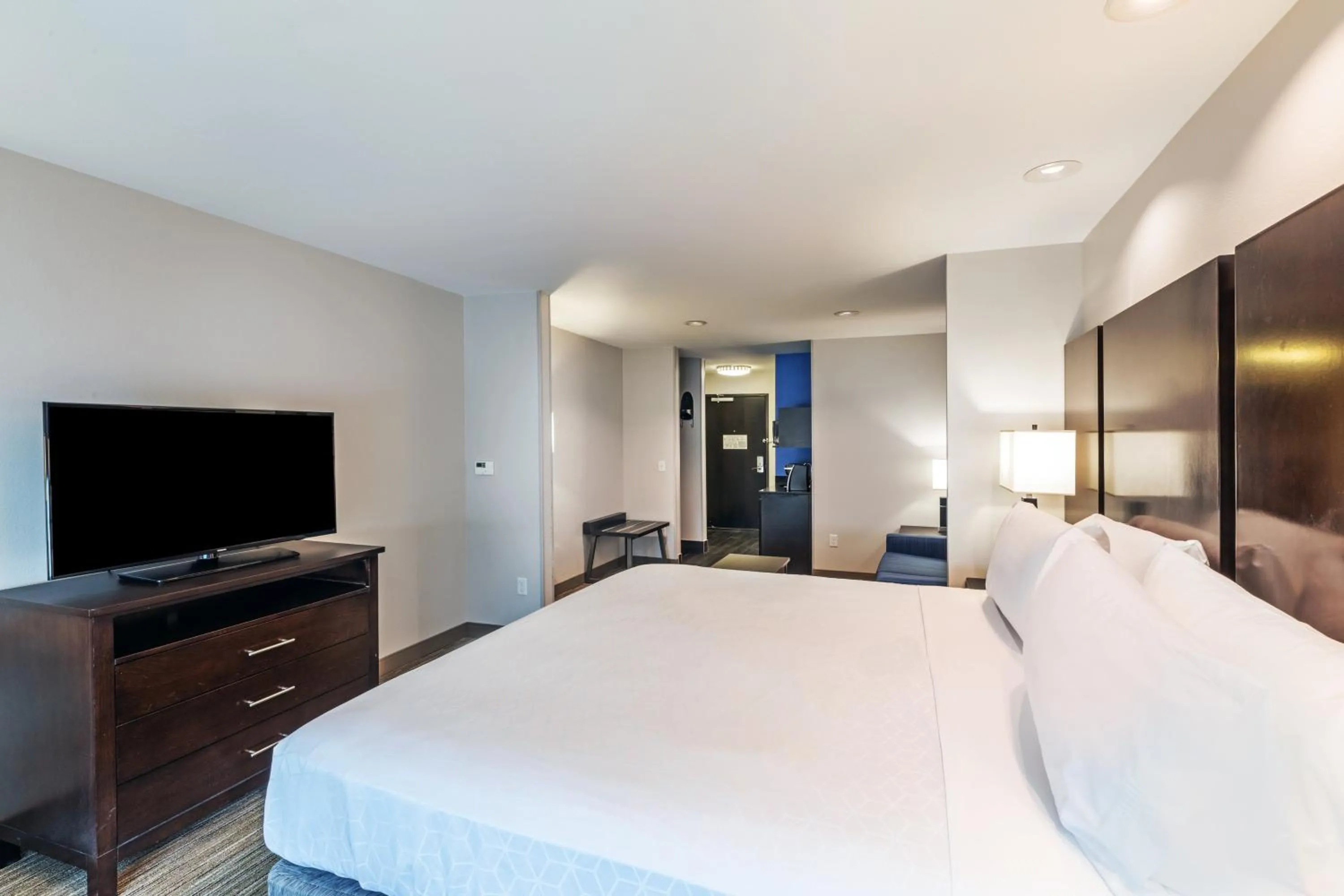Photo of the whole room, Bed in Holiday Inn Express & Suites Austin NW – Lakeway by IHG