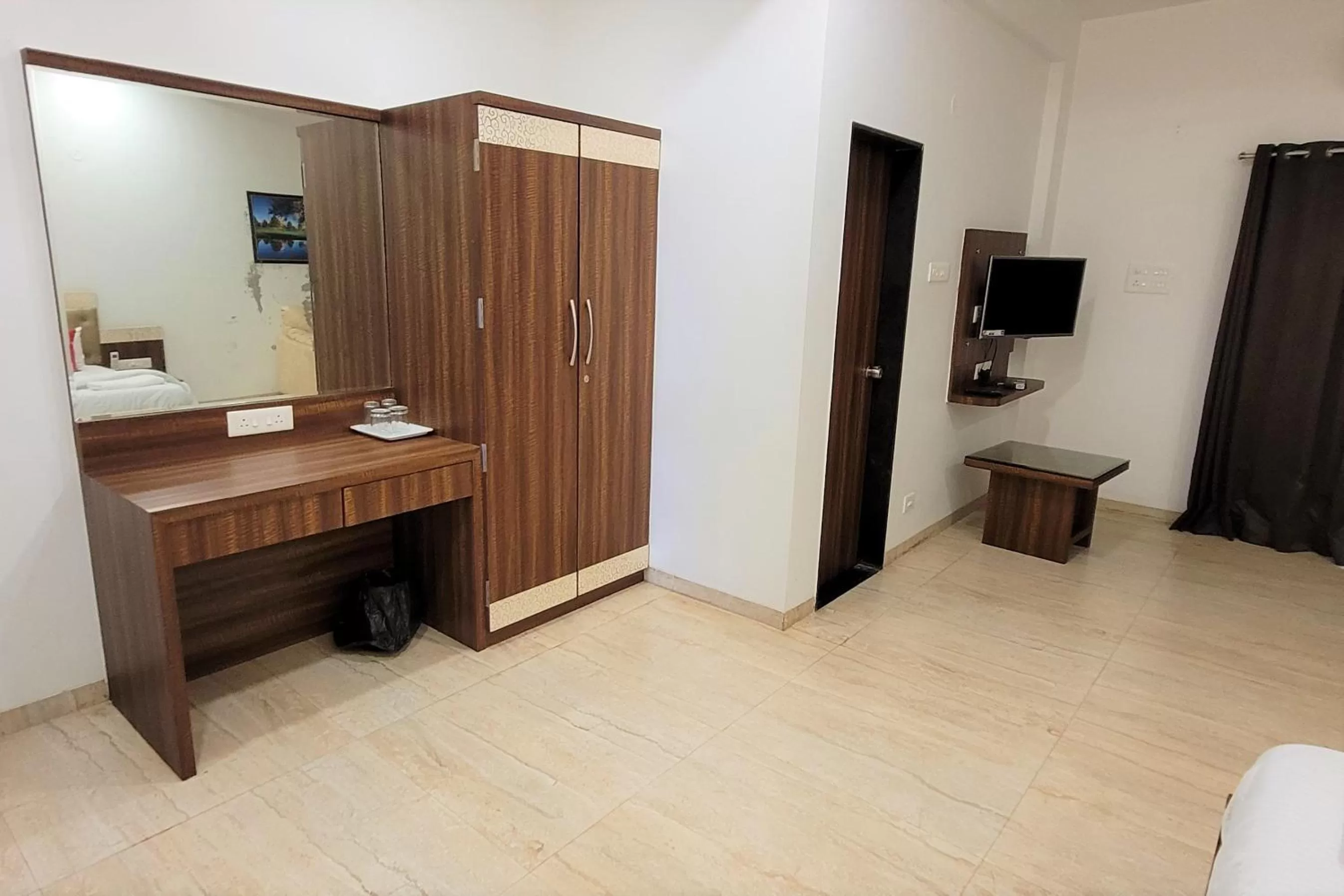 wardrobe in Hotel Om Inn - Talegaon Dabhade