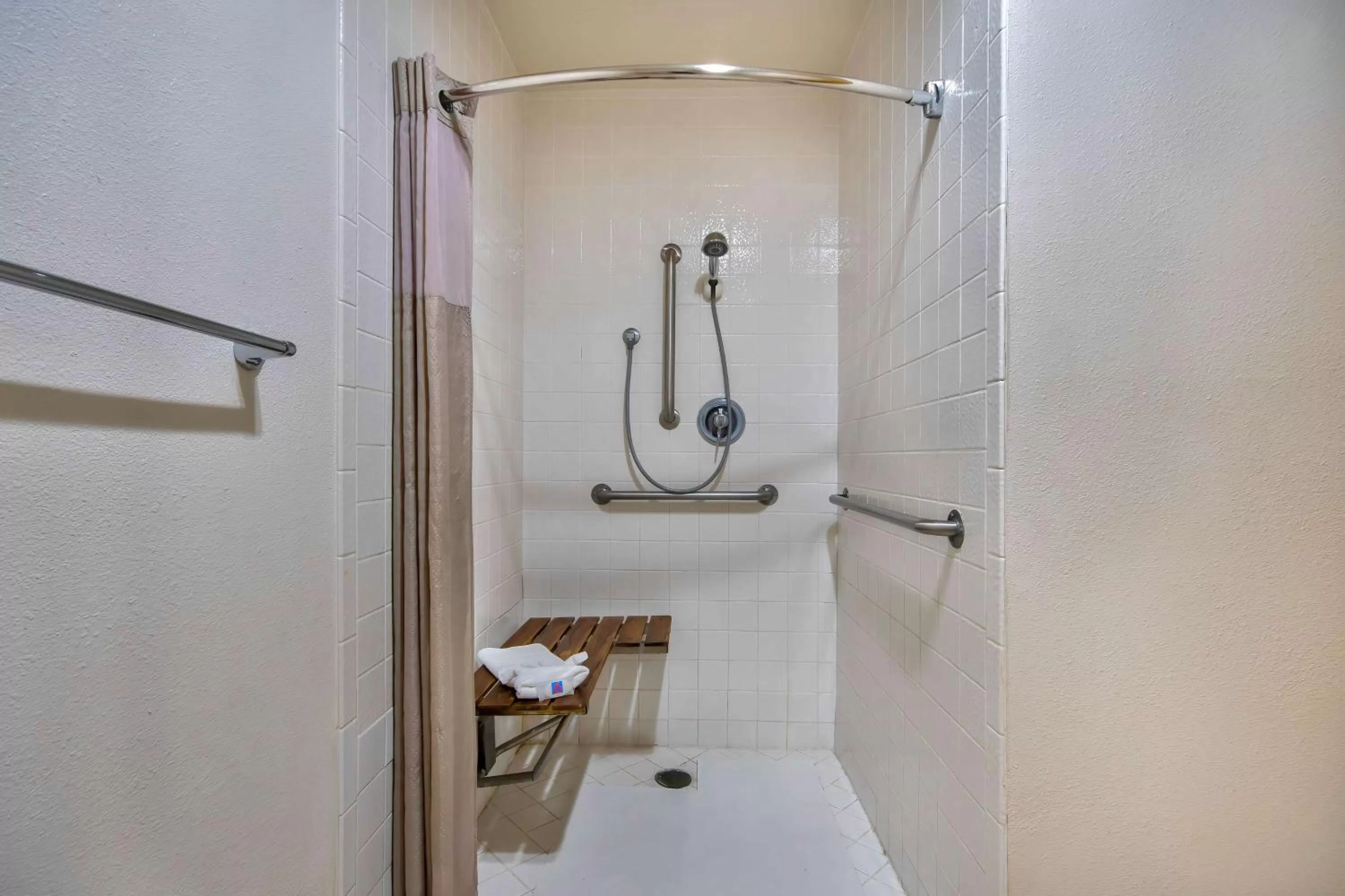 Shower in Motel 6-Santa Nella, CA - Los Banos
