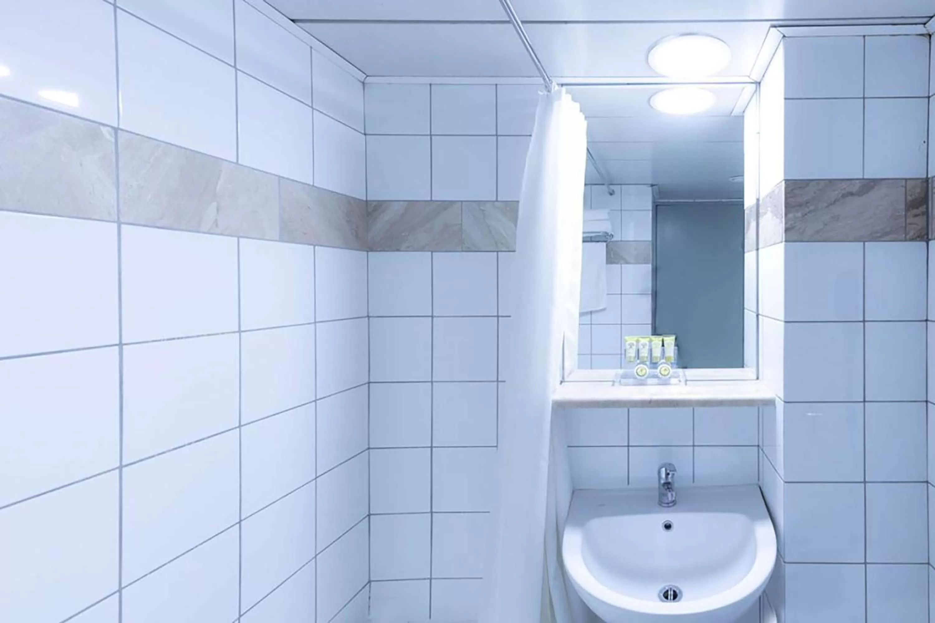 Bathroom in Dorian Inn - Sure Hotel Collection by Best Western