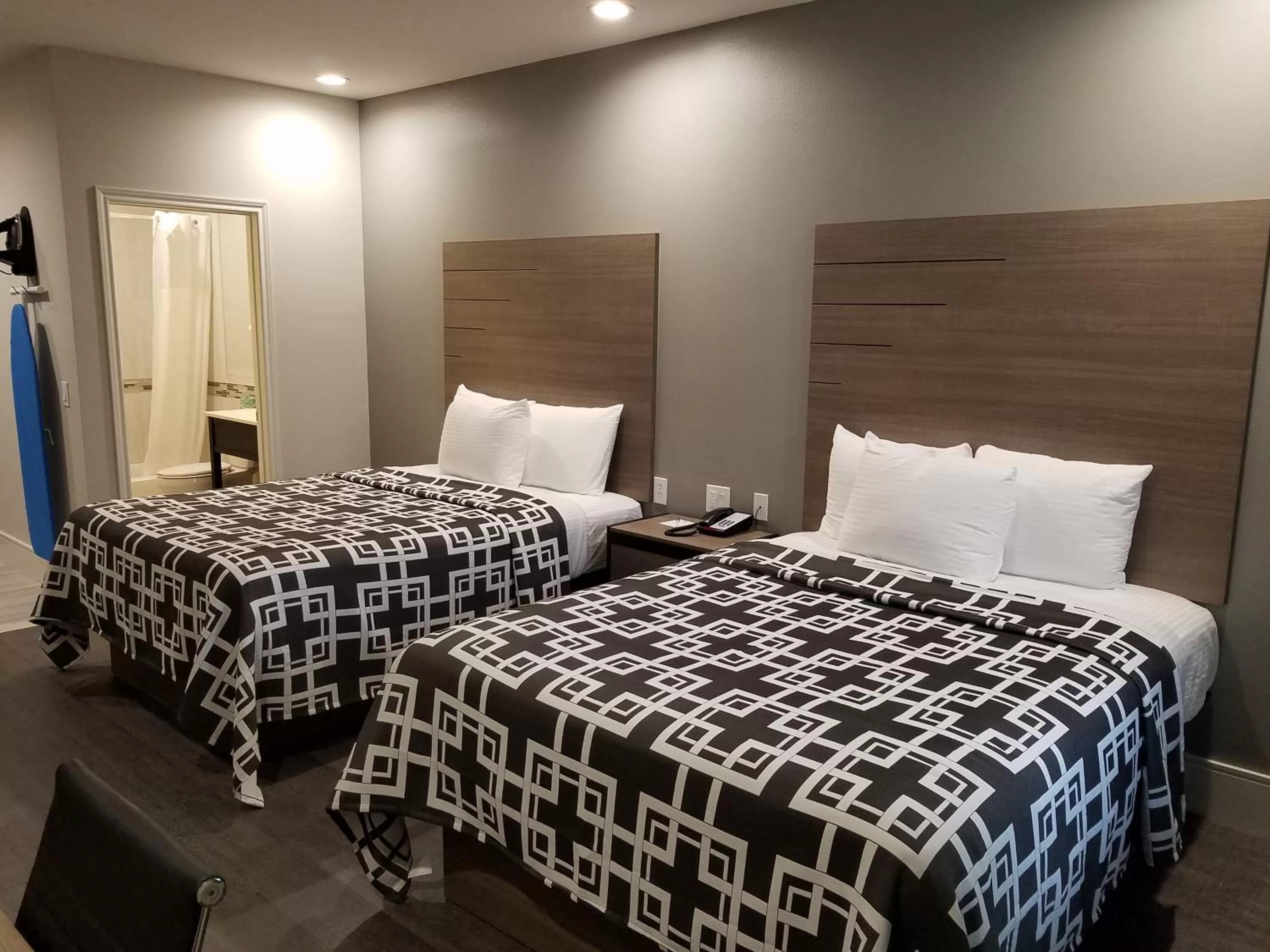 Bedroom, Bed in Palace Inn Blue Tomball Parkway