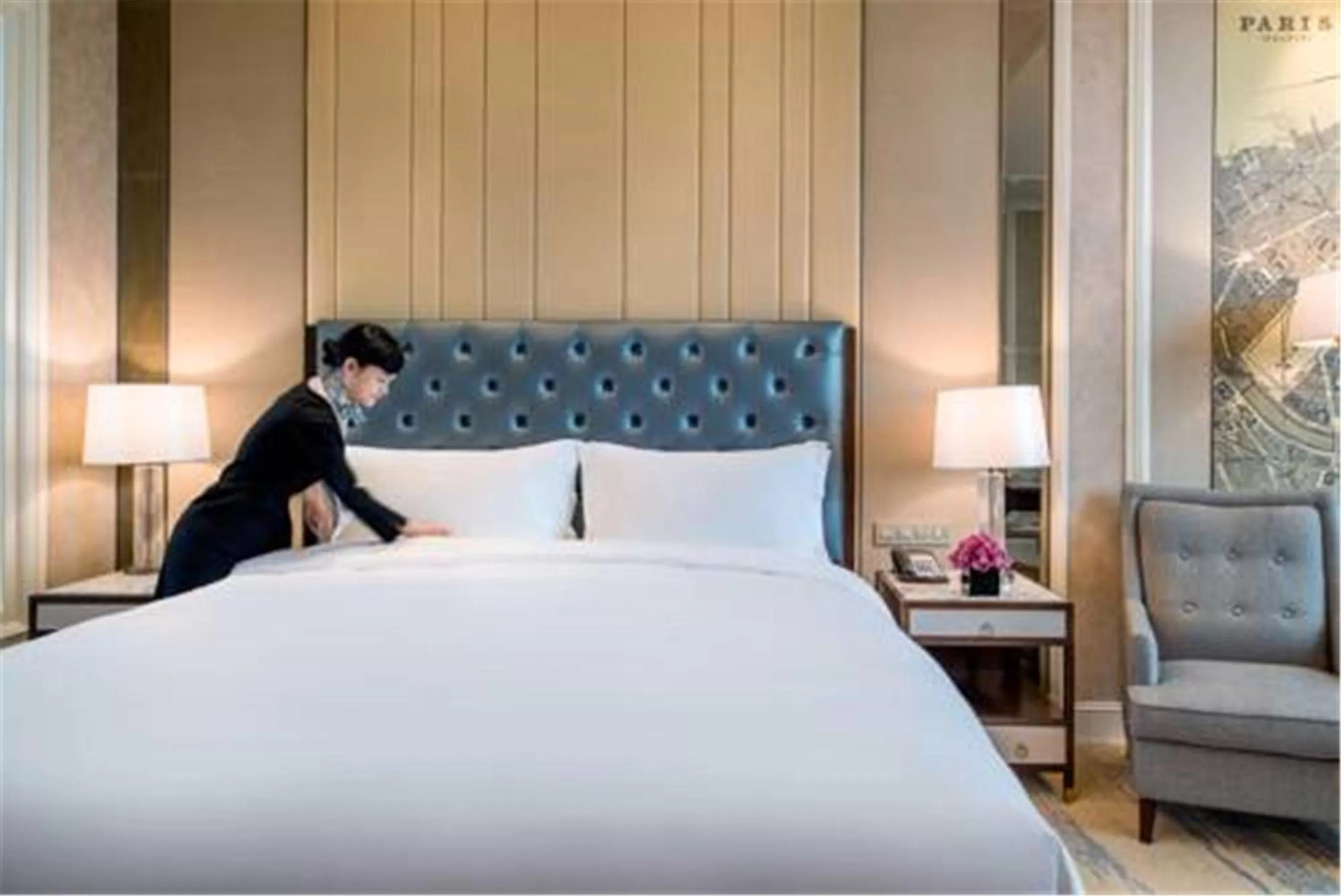 Staff, Bed in Sofitel Shanghai Hongqiao