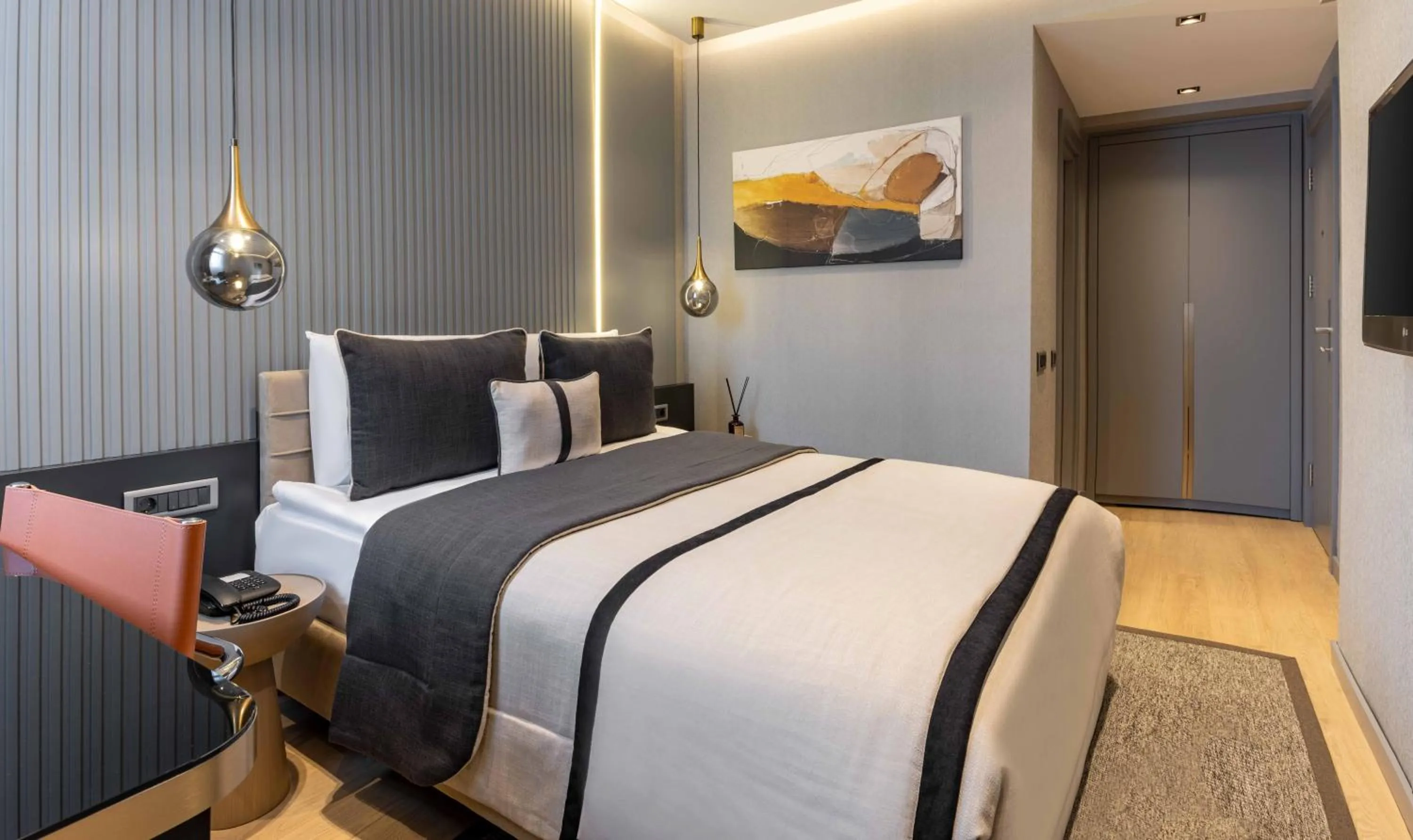 Photo of the whole room, Bed in Hotel Villa Zurich-Special Category