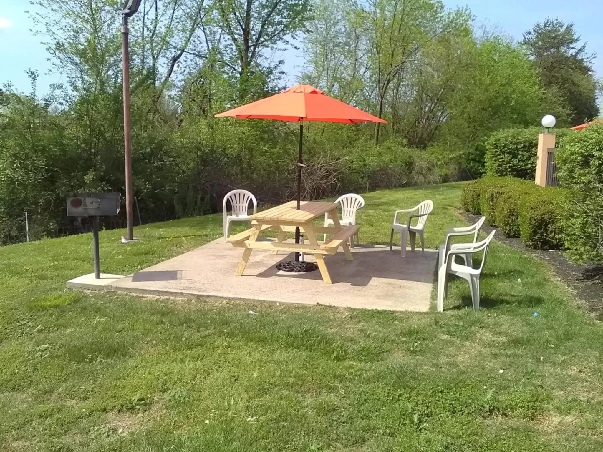 Patio in Super 8 by Wyndham Knoxville West/Farragut