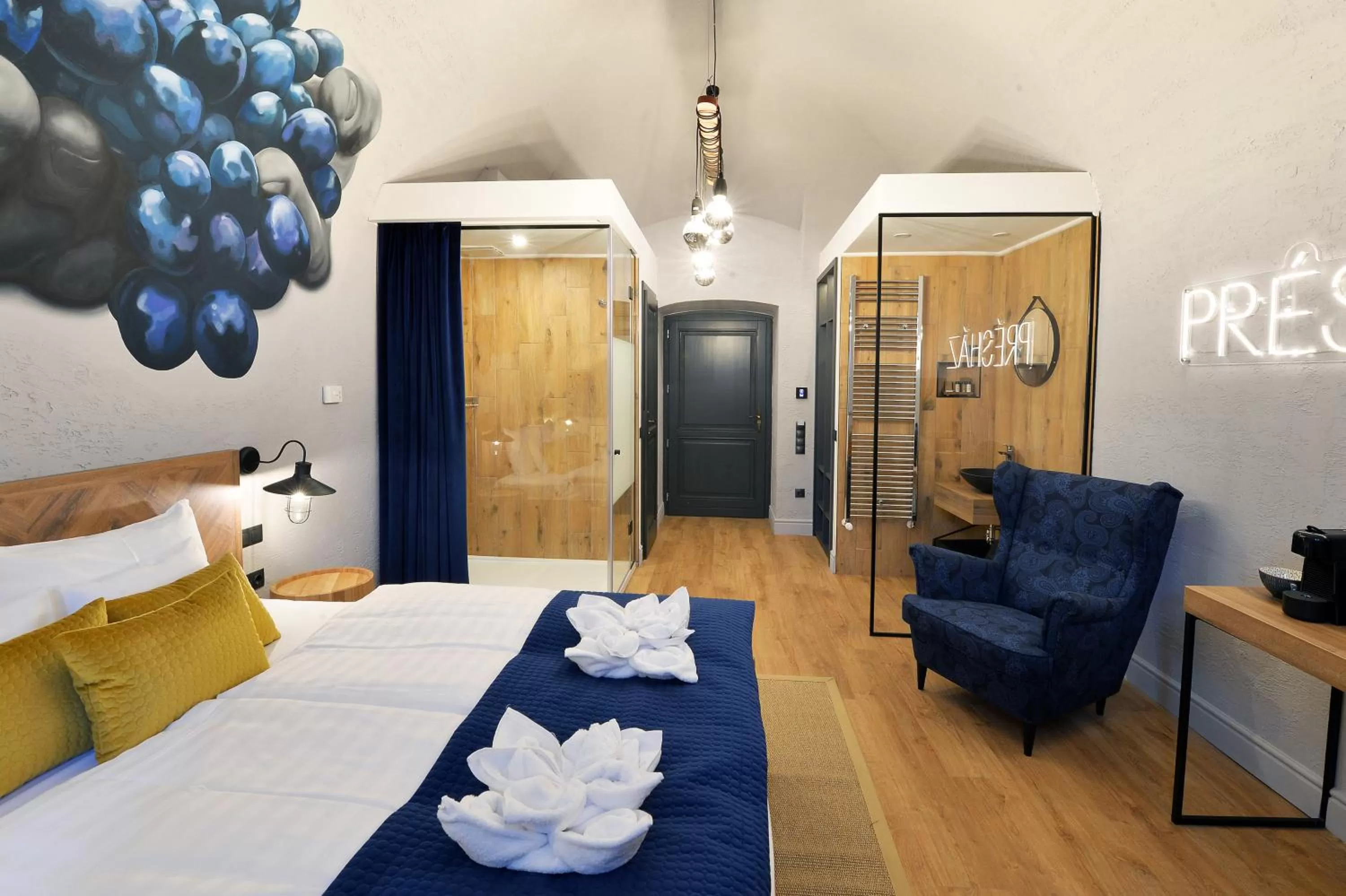 Bed in 1552 Boutique Hotel