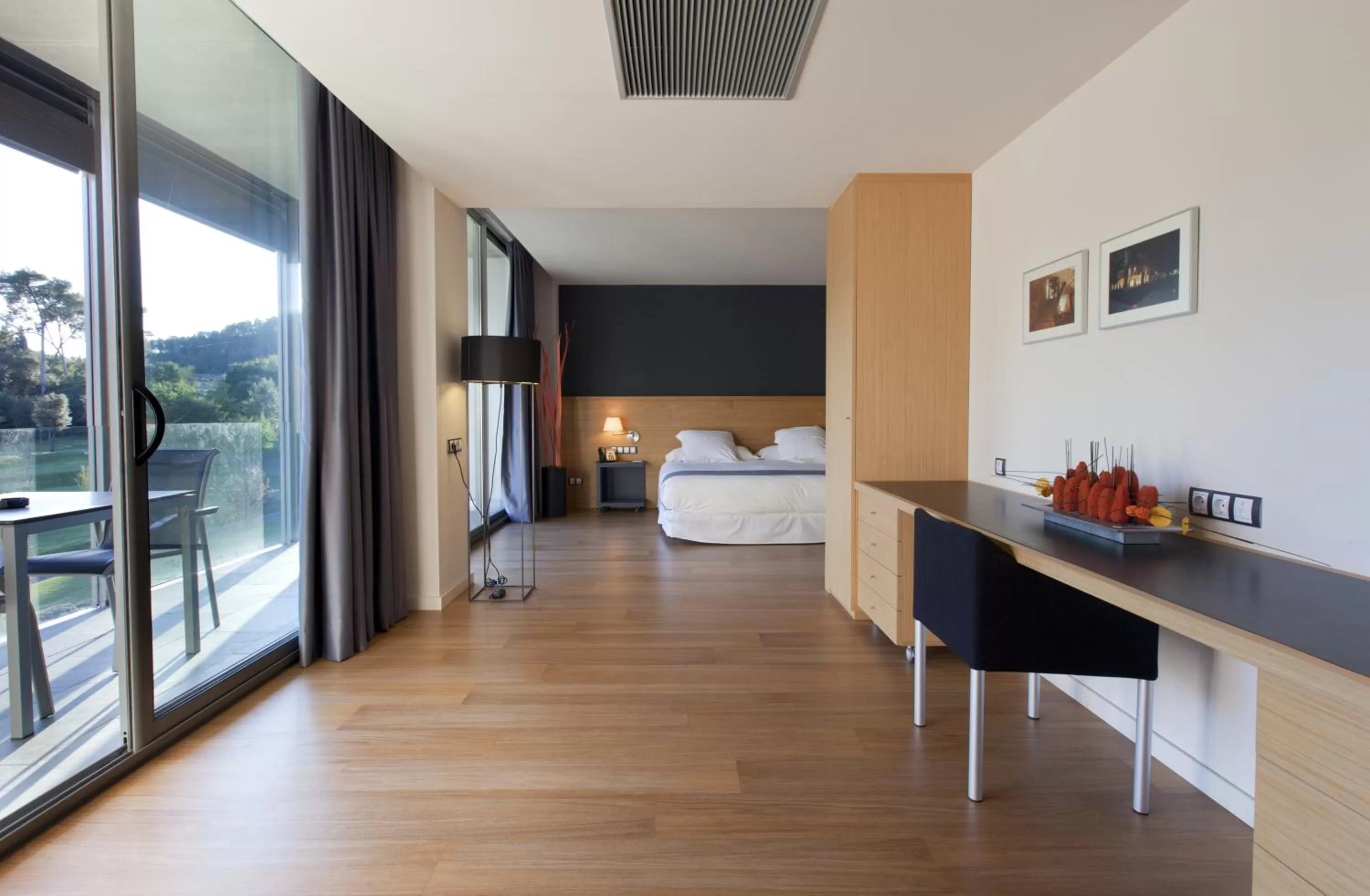 Photo of the whole room in Hotel Món Sant Benet