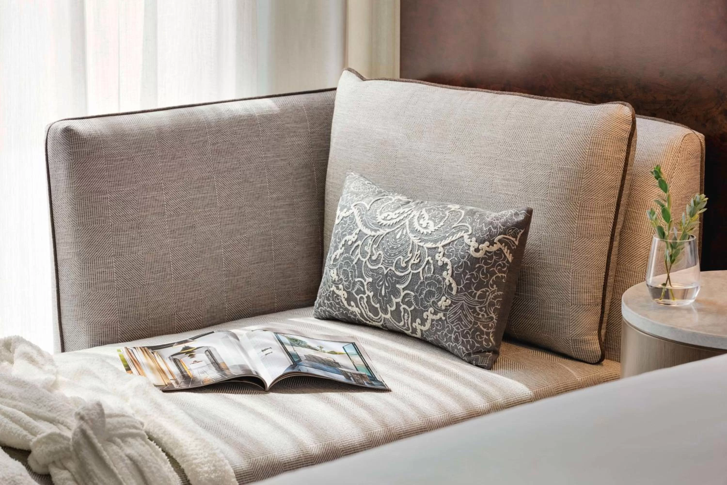 Living room, Bed in Doubletree By Hilton Abilene Downtown Convention Center