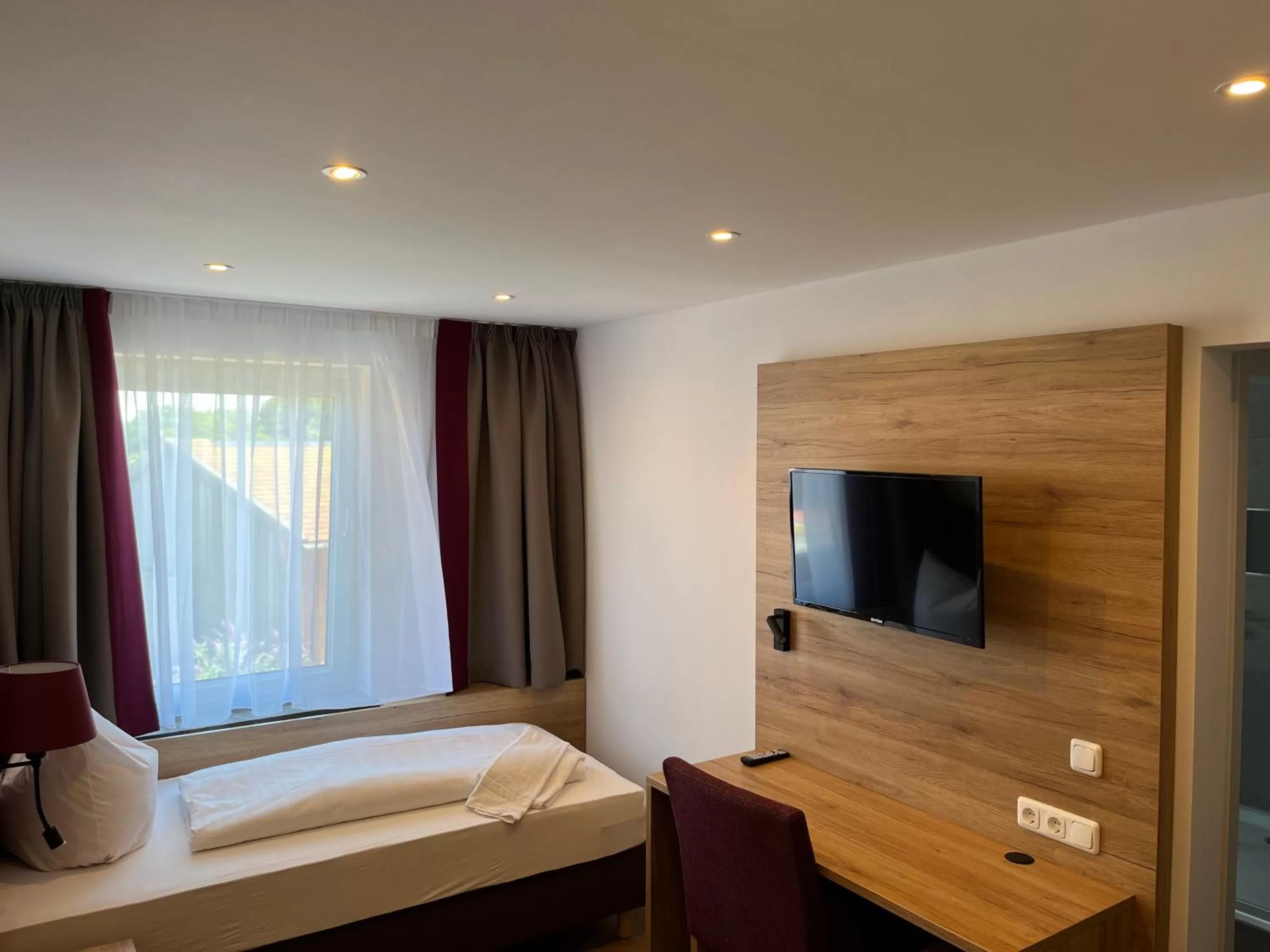 Communal lounge/ TV room, Bed in Hotel Weißbräu