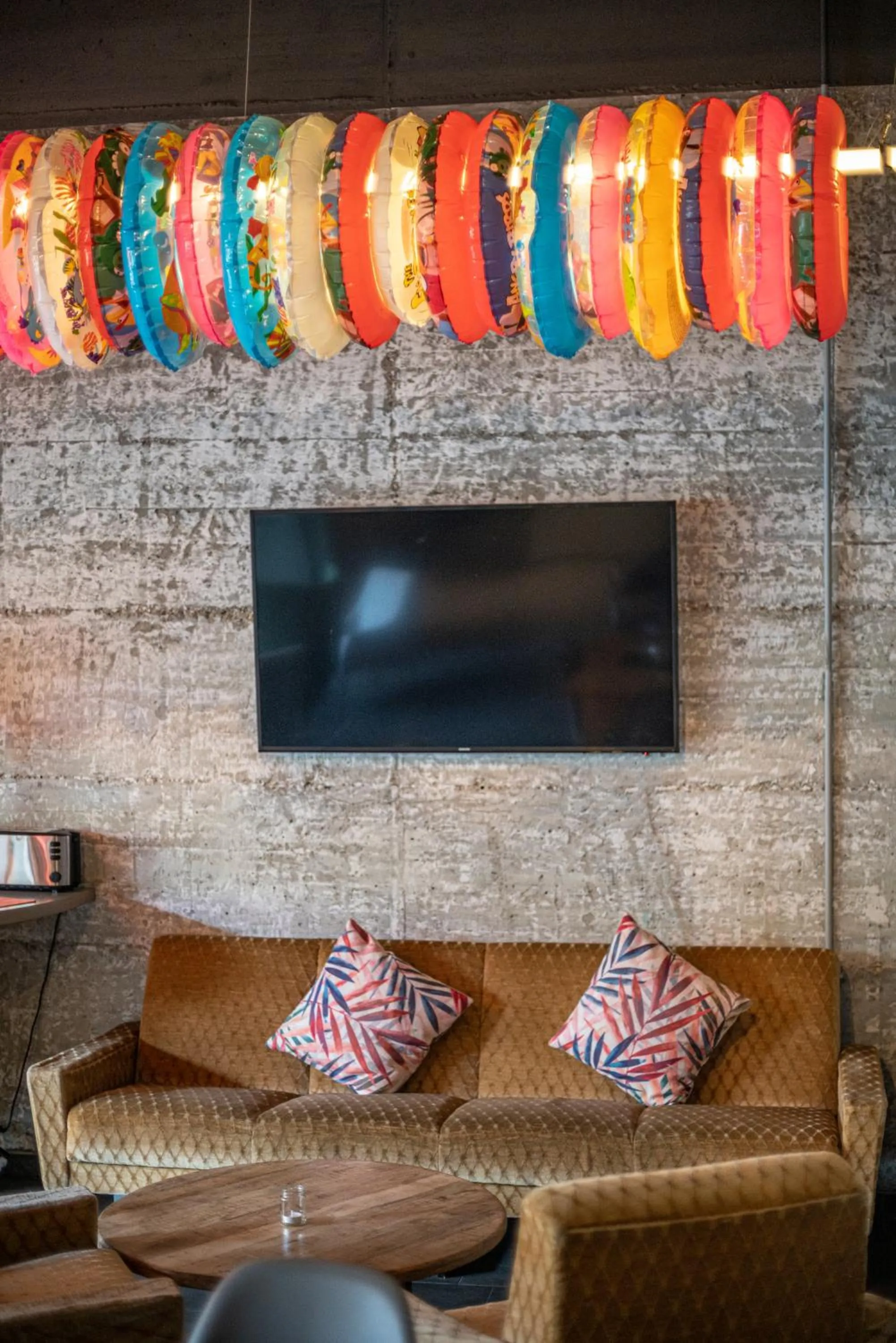 Communal lounge/ TV room in BIG MAMA Berlin