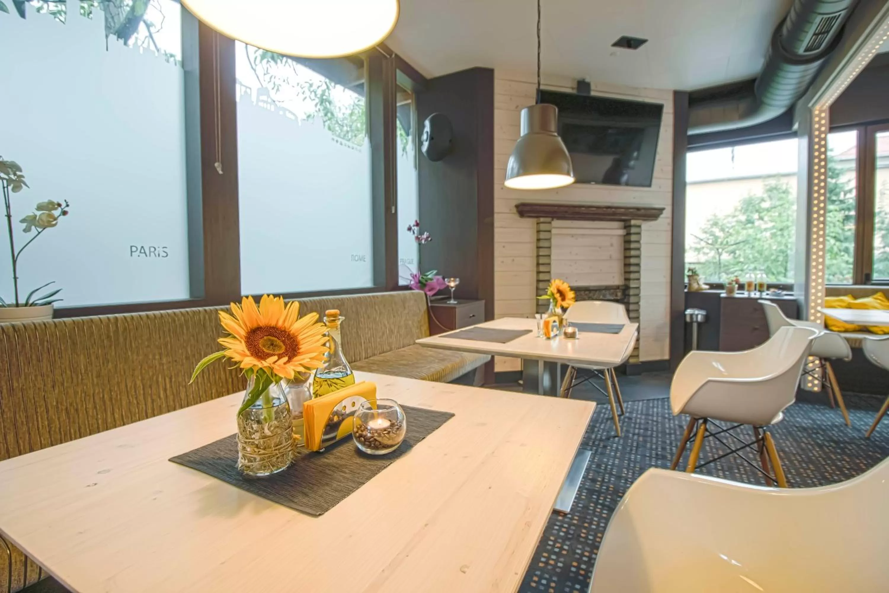 Restaurant/places to eat in Edi Hotel