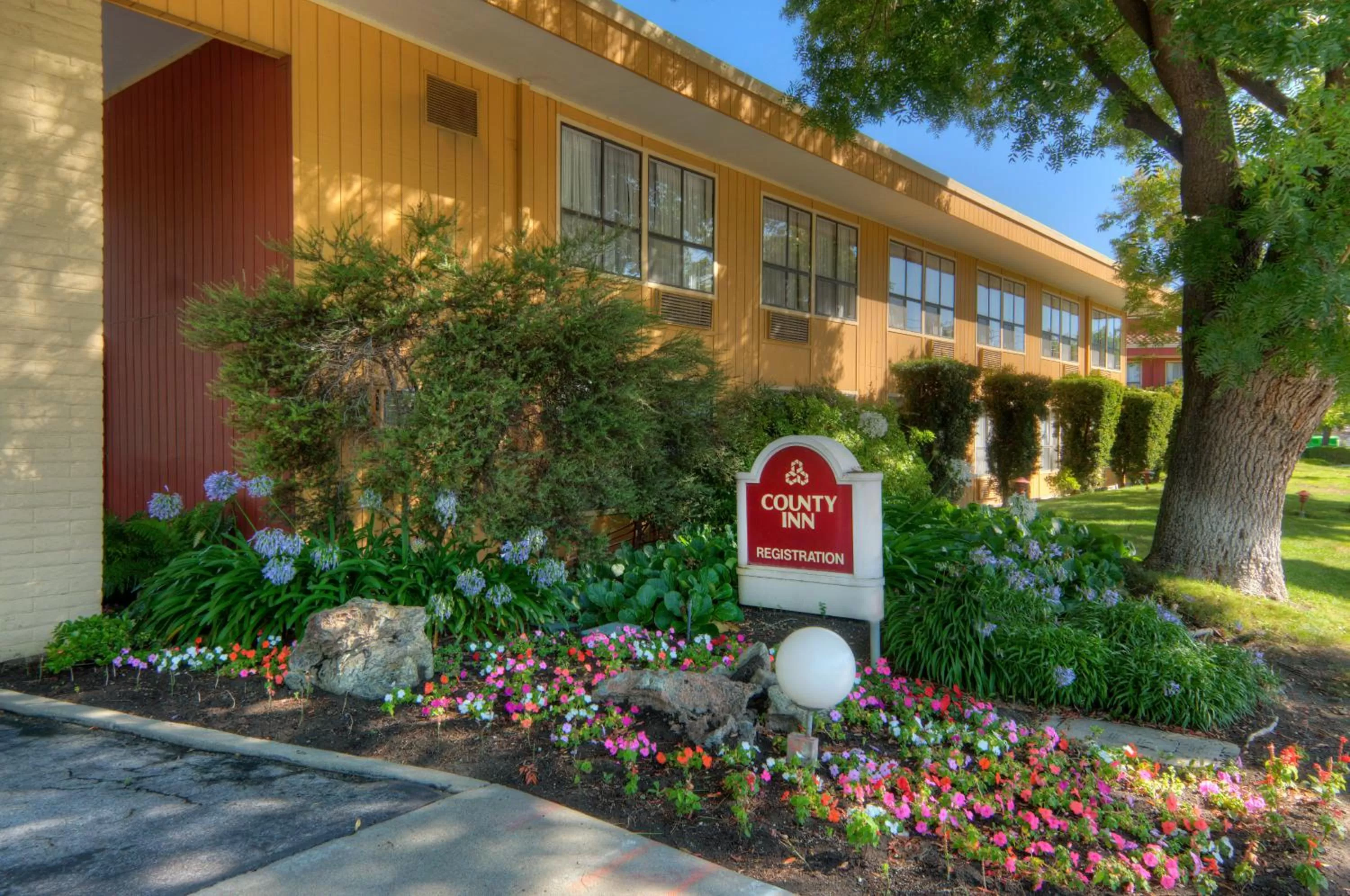 Facade/entrance in County Inn