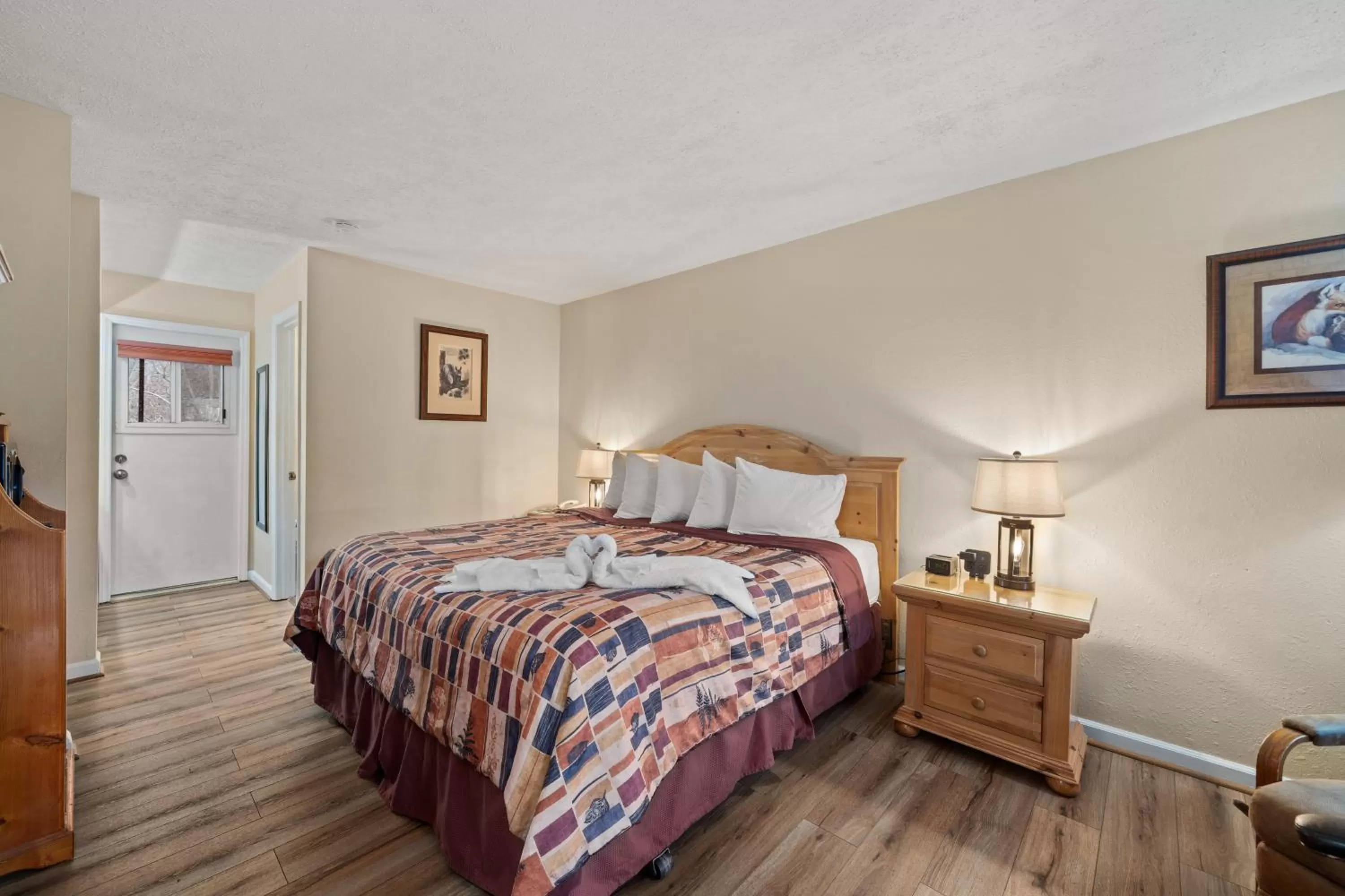 Bed in Jonathan Creek Inn and Villas