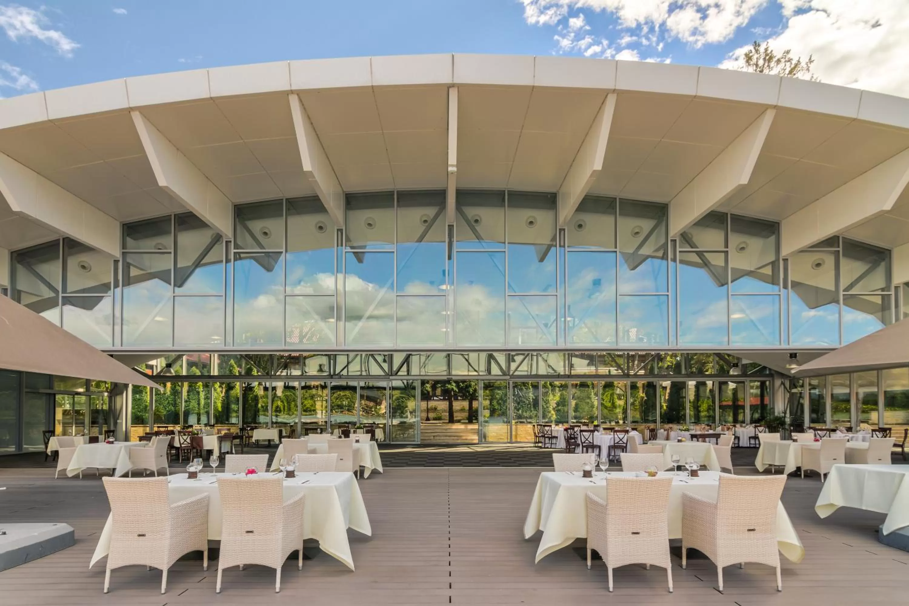 Restaurant/places to eat in Hotel Snagov Club