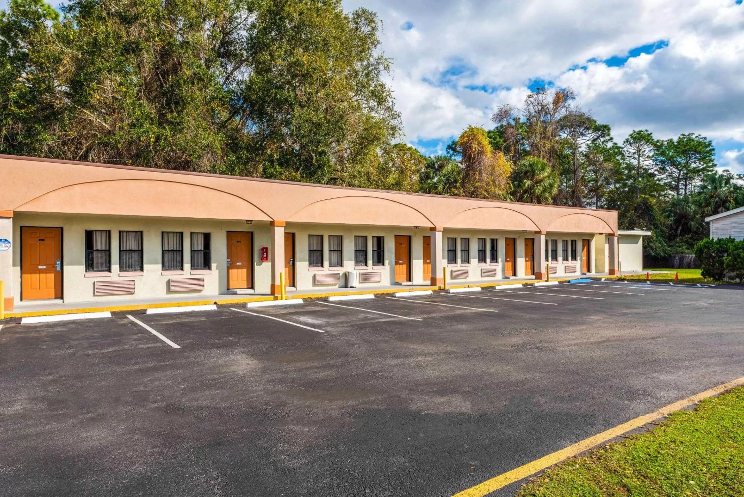 Property building in Econo Lodge