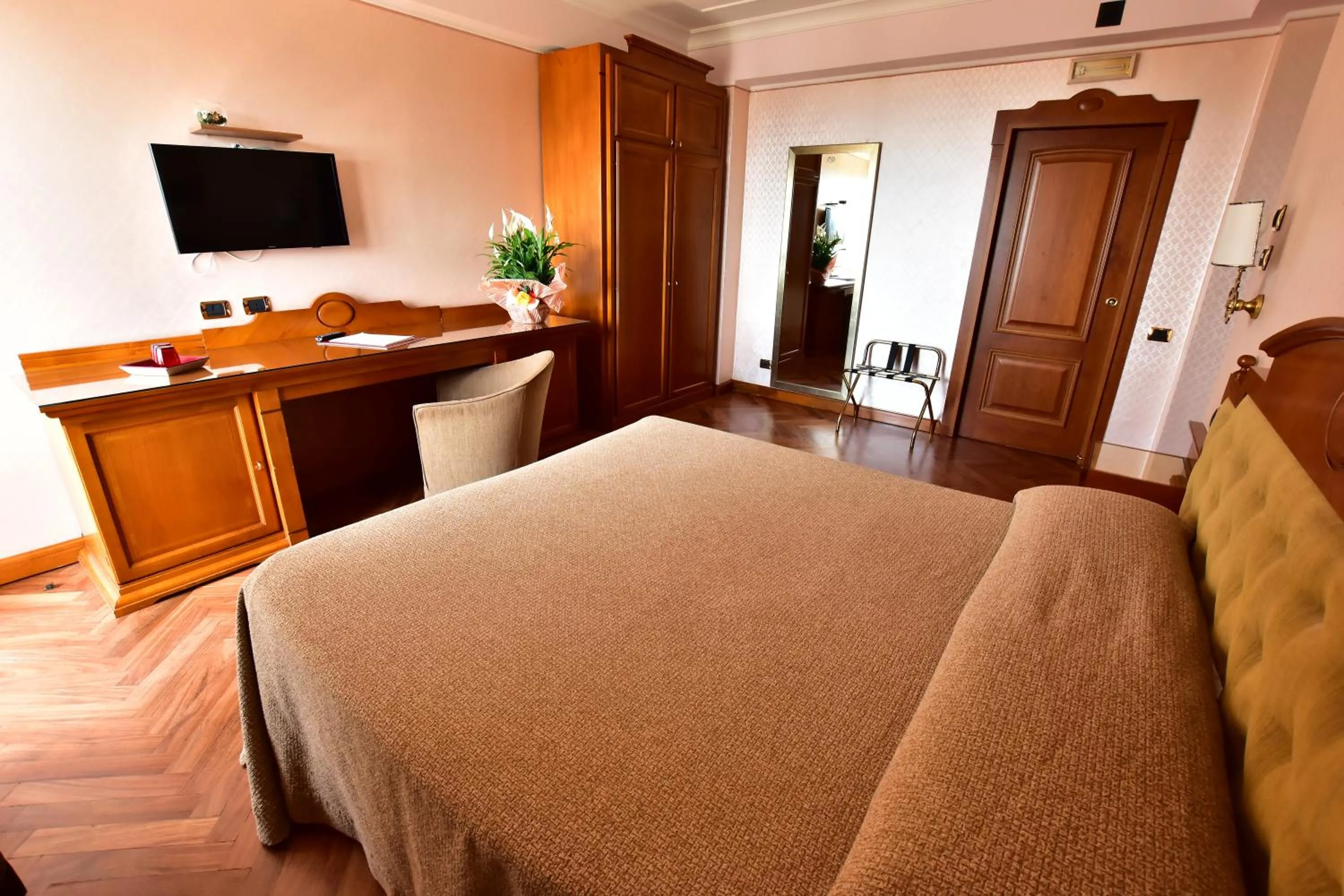 Photo of the whole room, Bed in Palazzo Rosenthal Vesuview Hotel & Resort