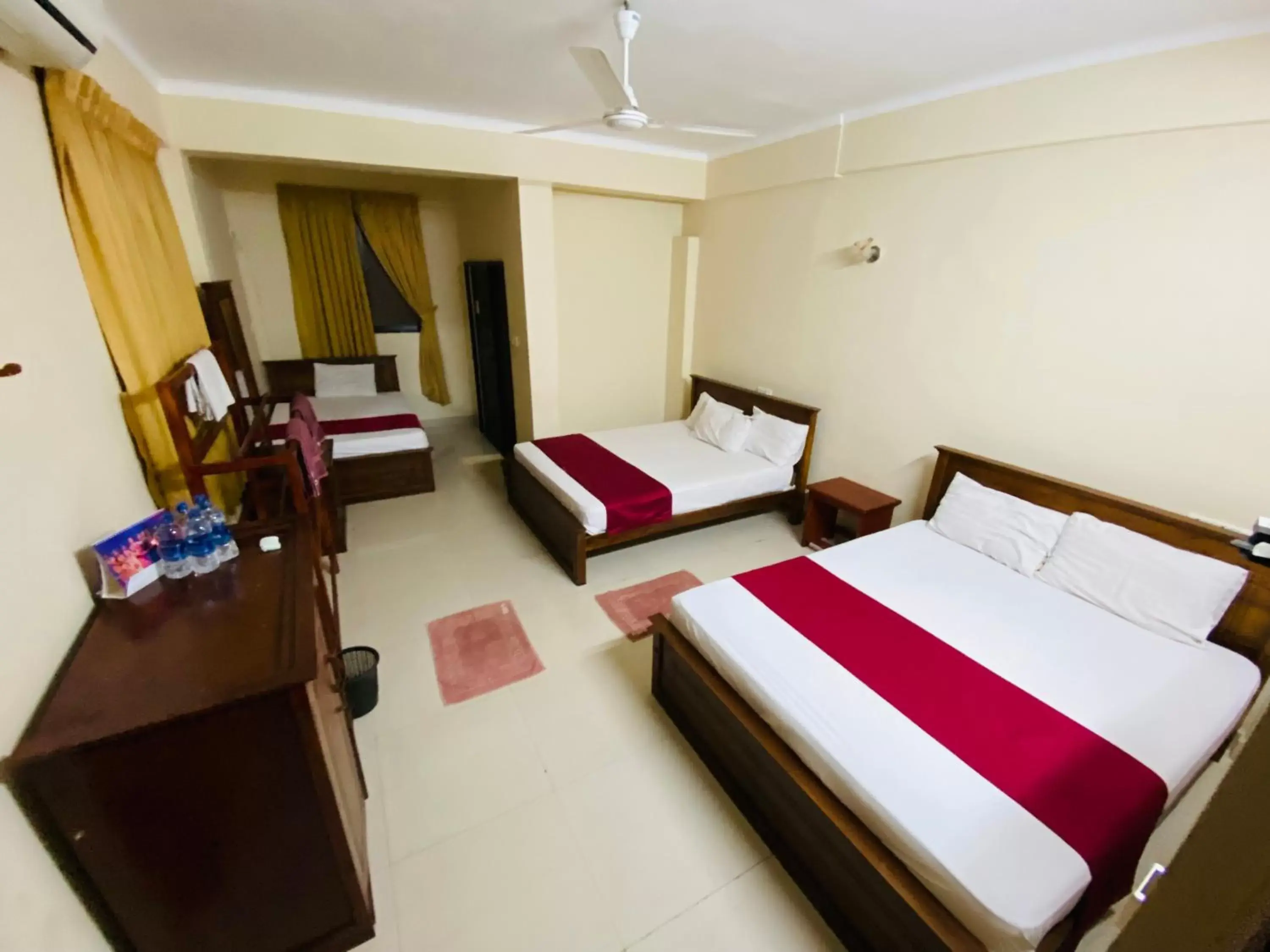 Deluxe Family Room in Yal's Town Inn Deluxe Family Room in Yal's Town Inn