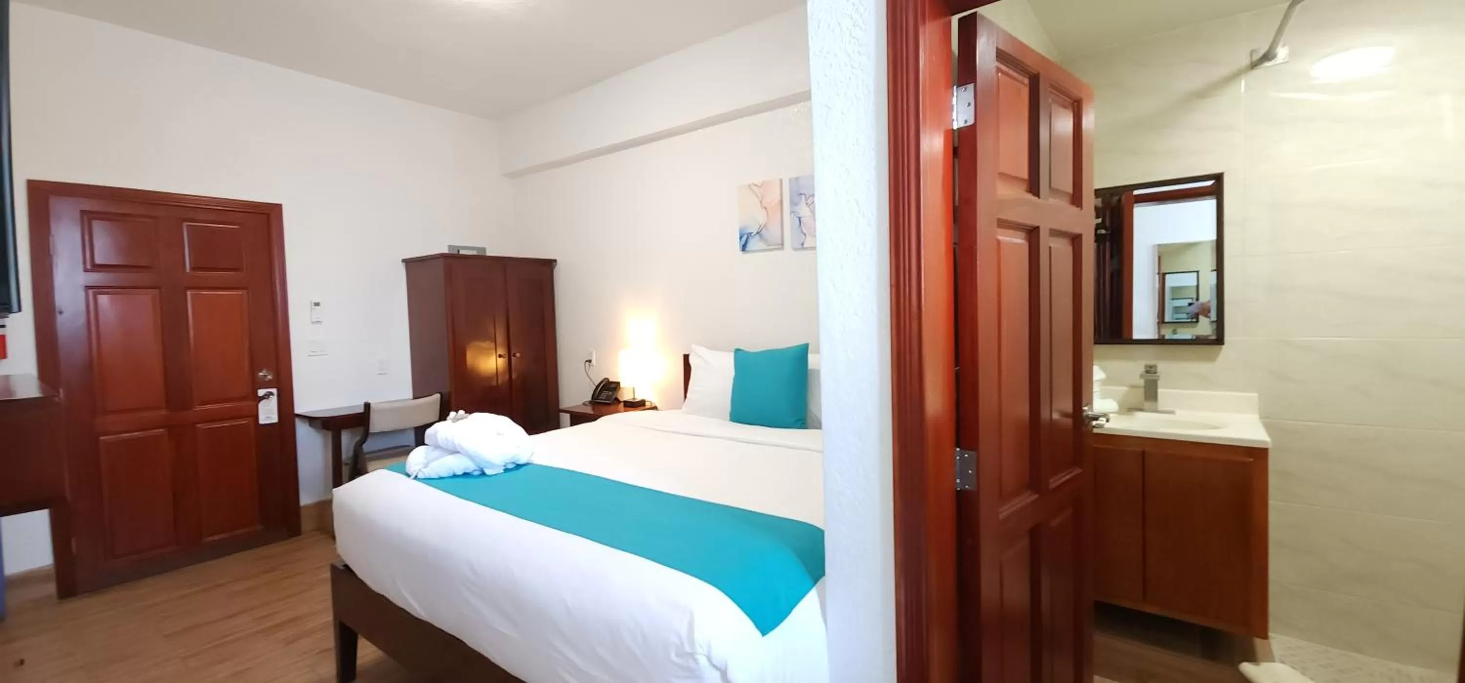 Bedroom, Bed in Voyager Sun & Reef Hotel