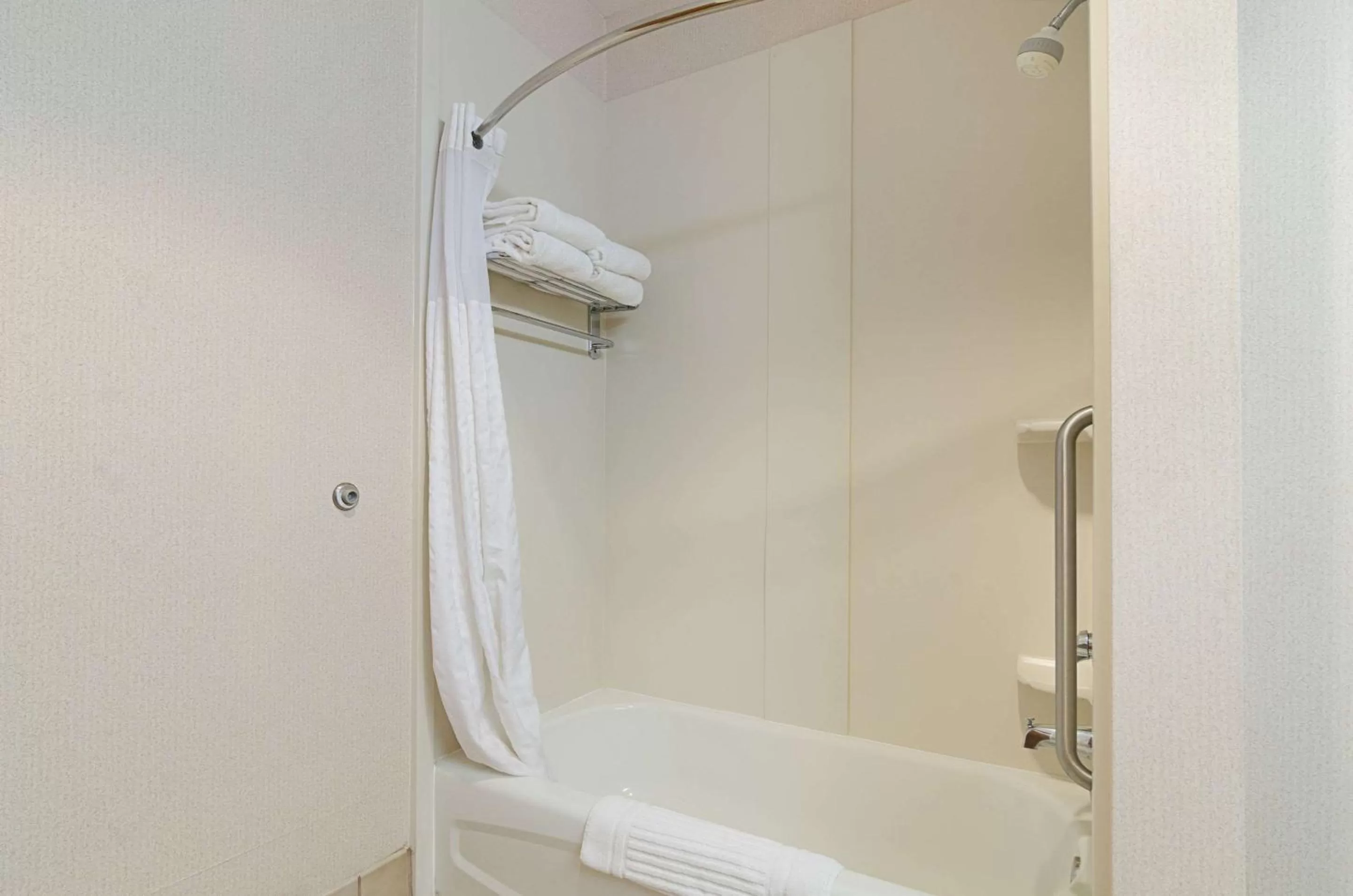 Bathroom in Quality Suites Springdale West I-49