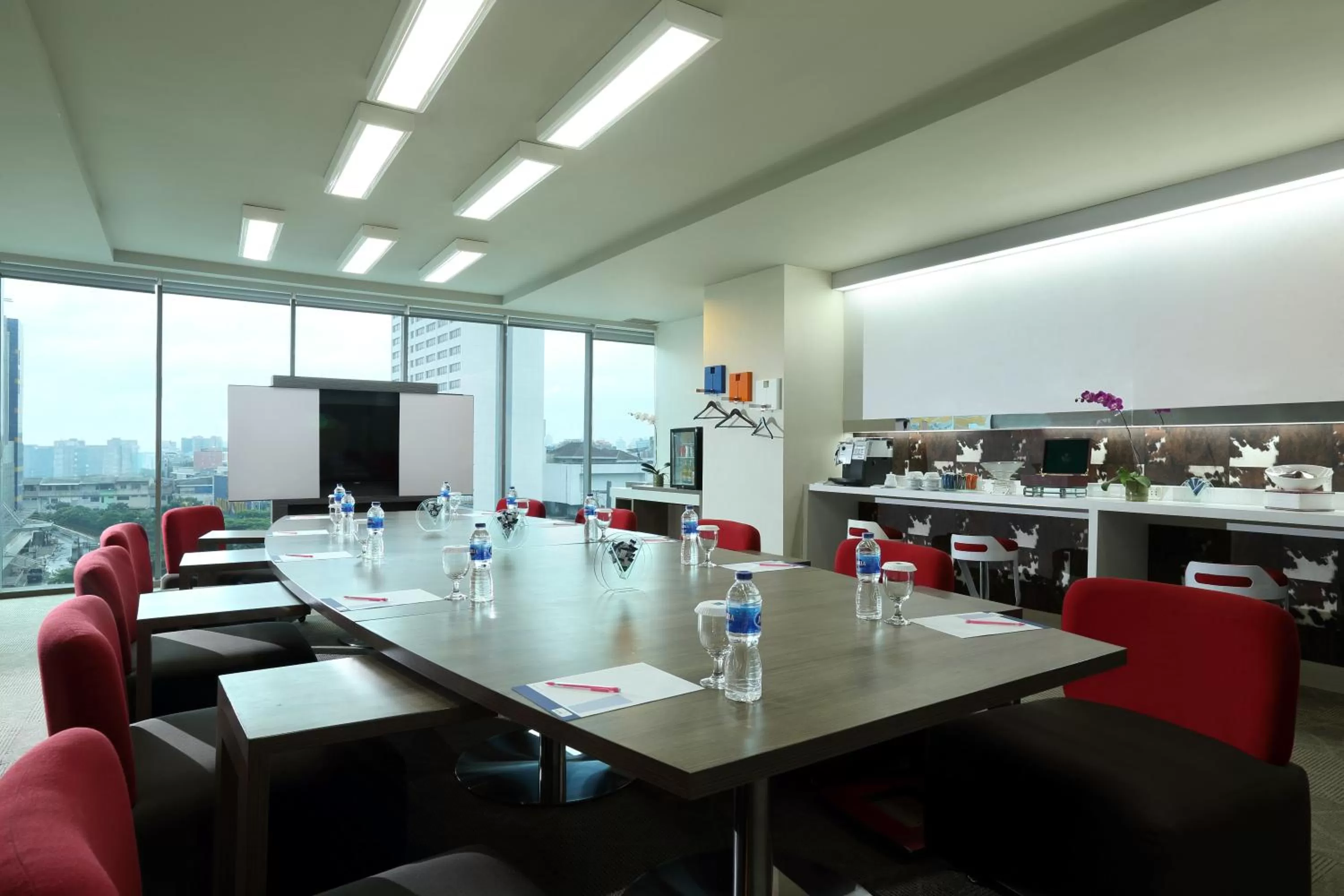 Business facilities in Novotel Jakarta Gajah Mada