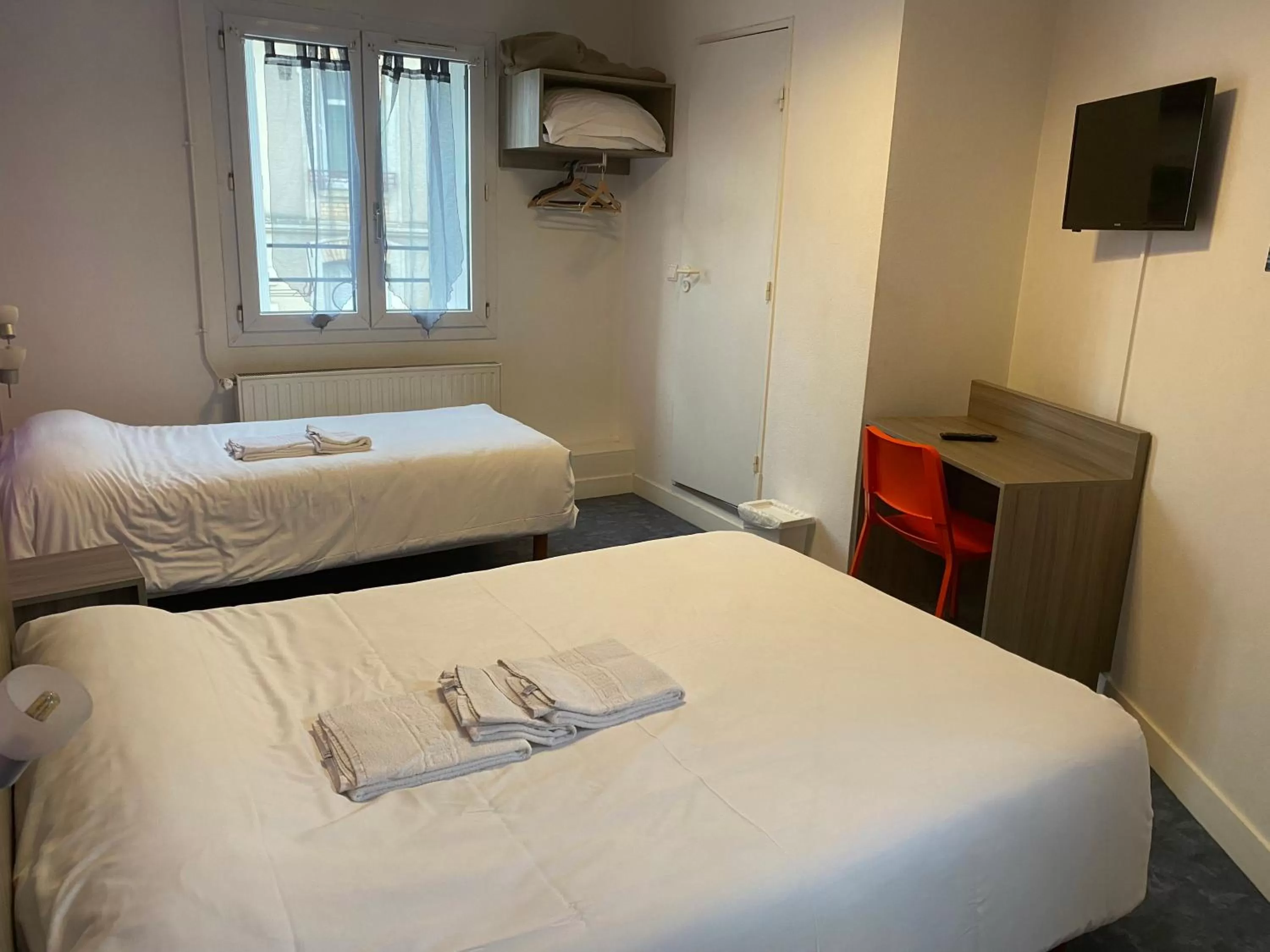 Photo of the whole room, Bed in Hotel le Faisan