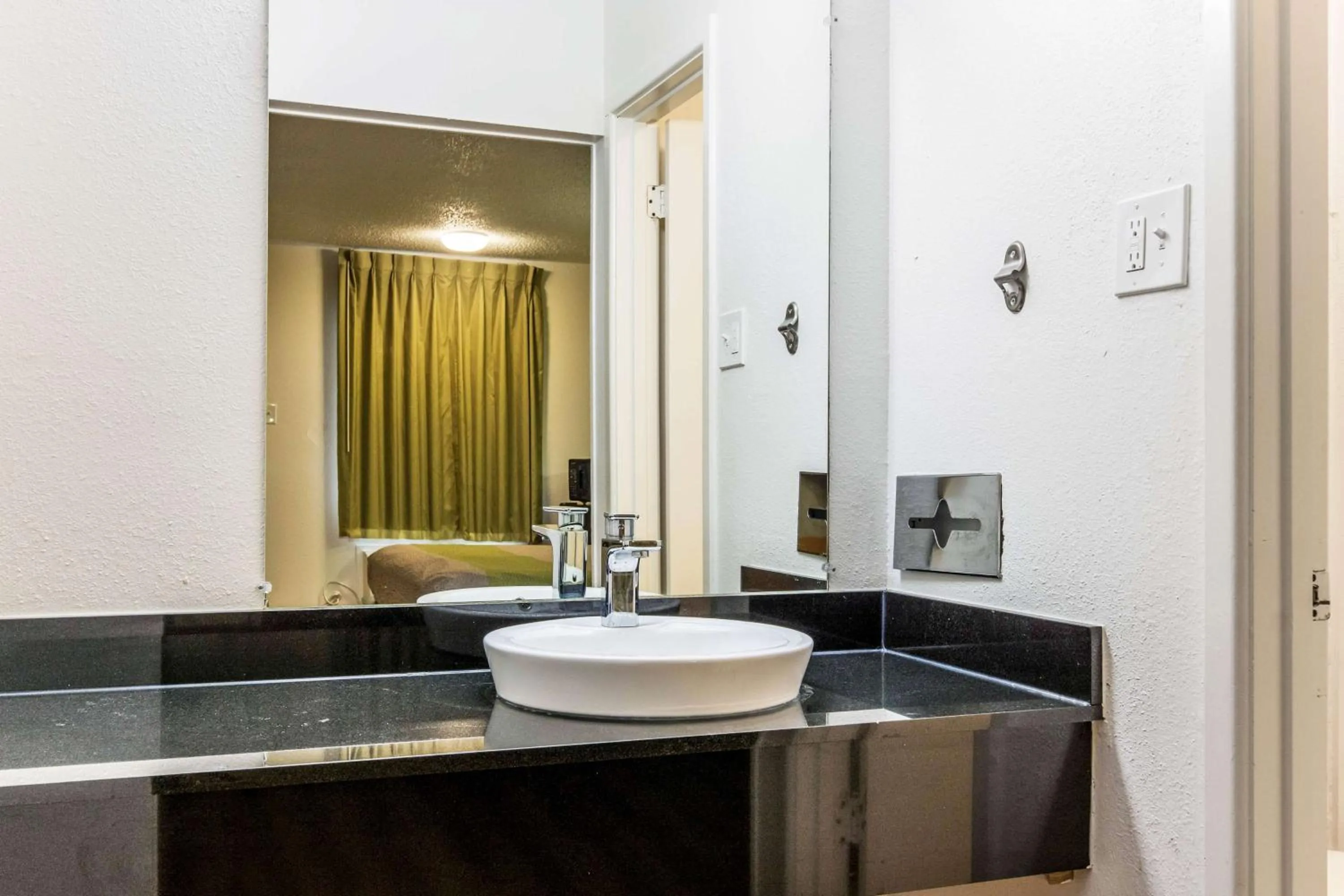 Bathroom, Bed in Motel 6-Alexandria, LA - South