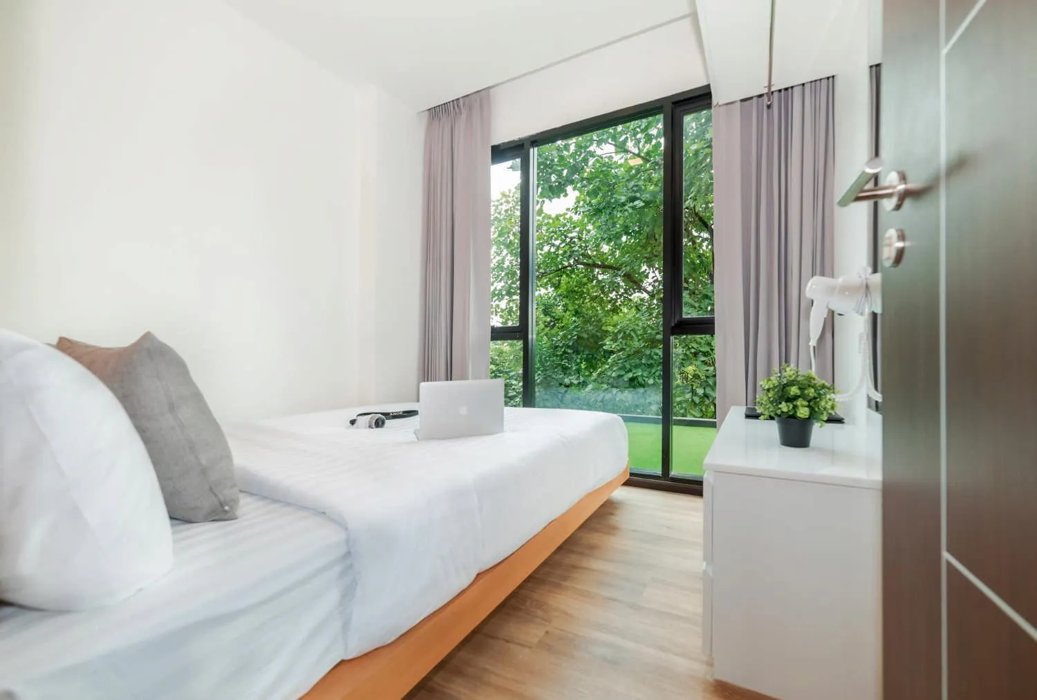 Photo of the whole room, Bed in Pause and Play Hotel