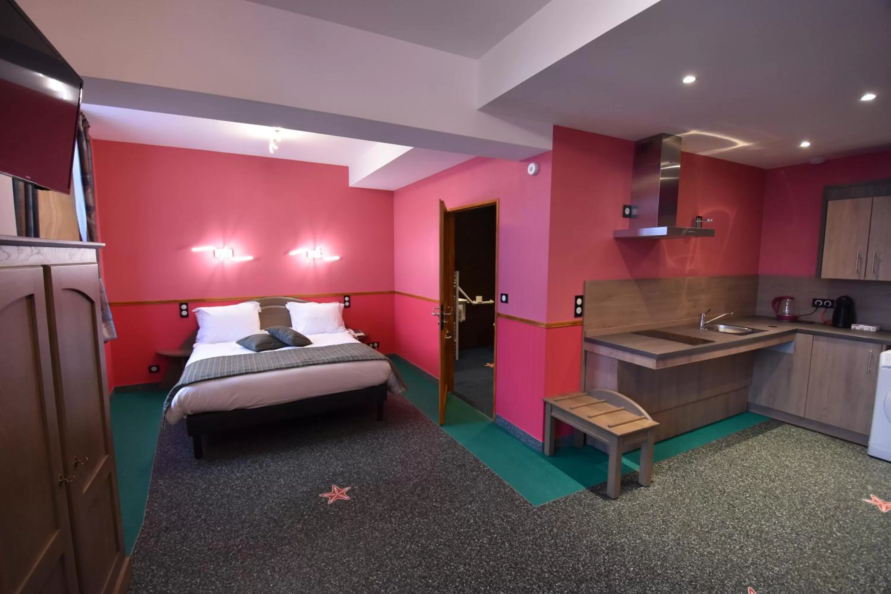 Kitchen or kitchenette, Bed in Hôtel De Calais