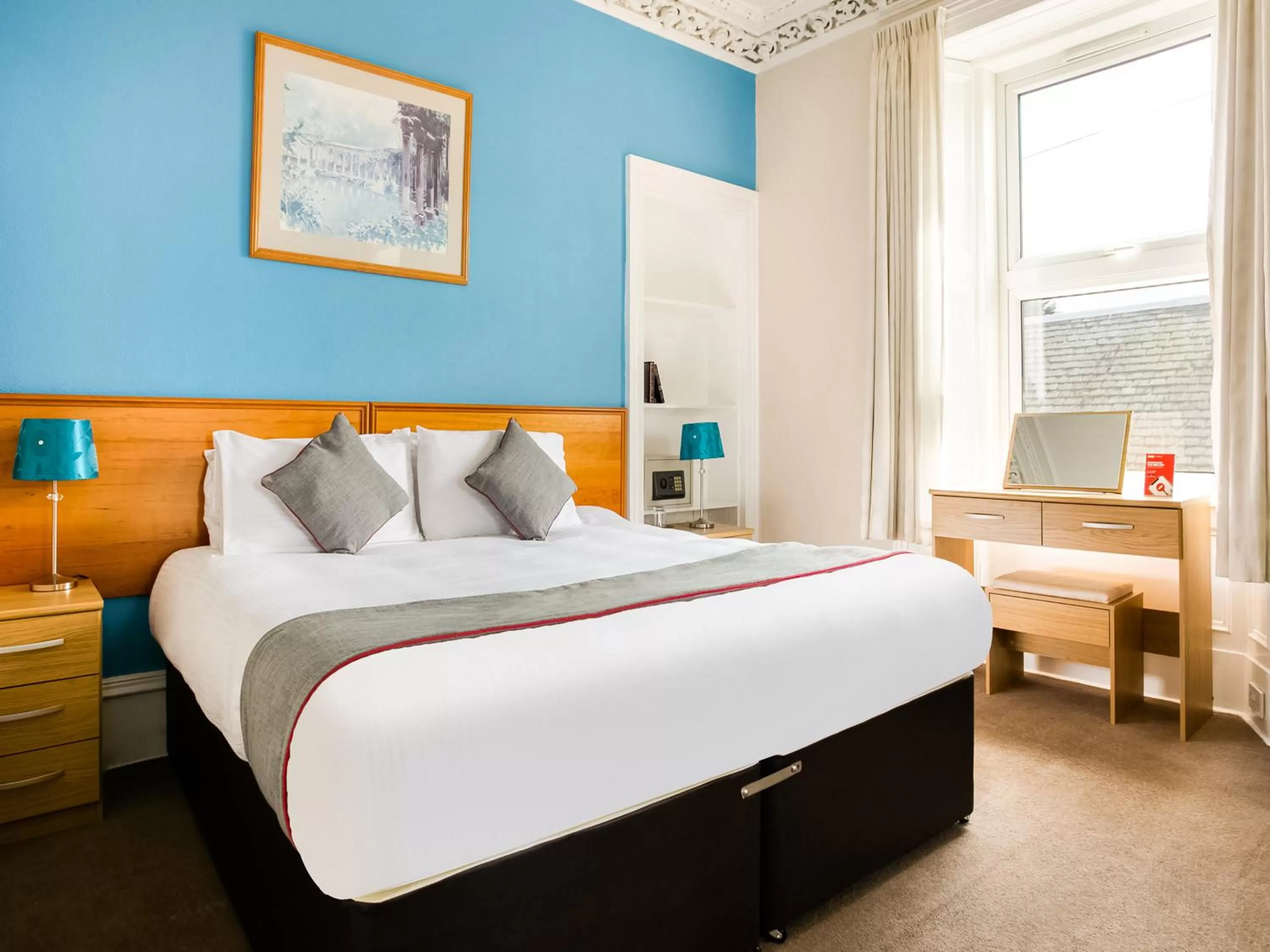 Bedroom, Bed in Corner Hotel