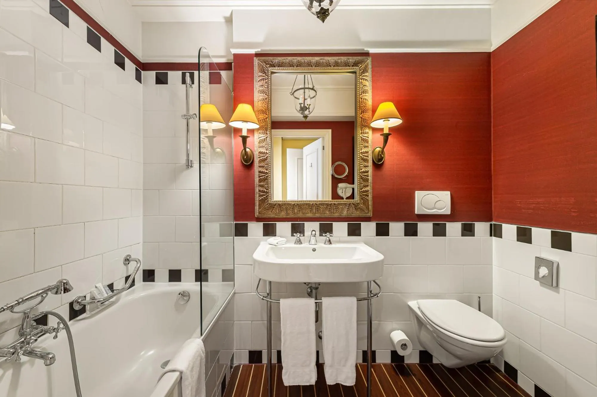 Bathroom in Kipling Manotel