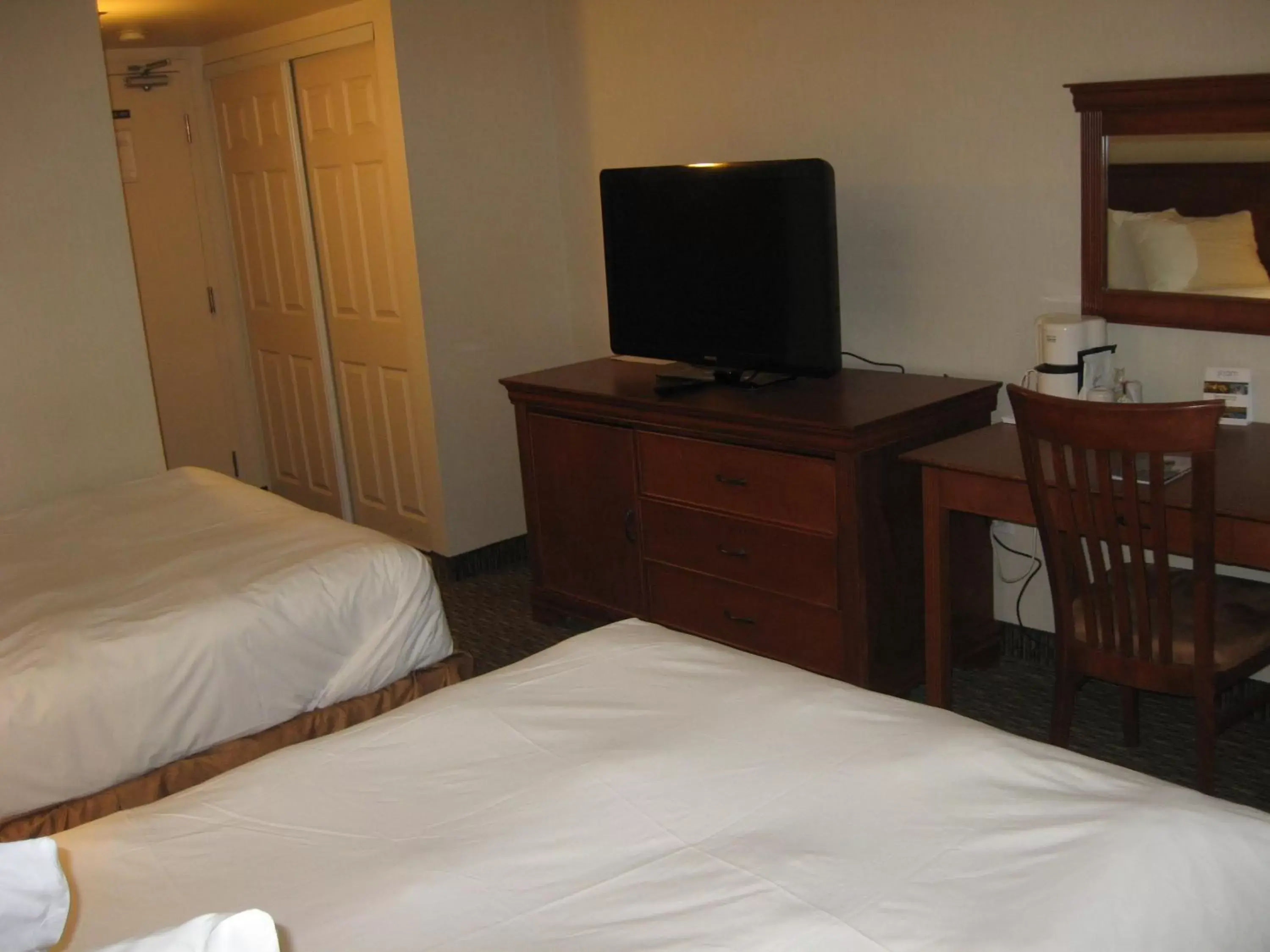 Double Room with Two Double Beds - Non-Smoking in Hotel Chrome Montreal Centre-Ville Double Room with Two Double Beds - Non-Smoking in Hotel Chrome Montreal Centre-Ville