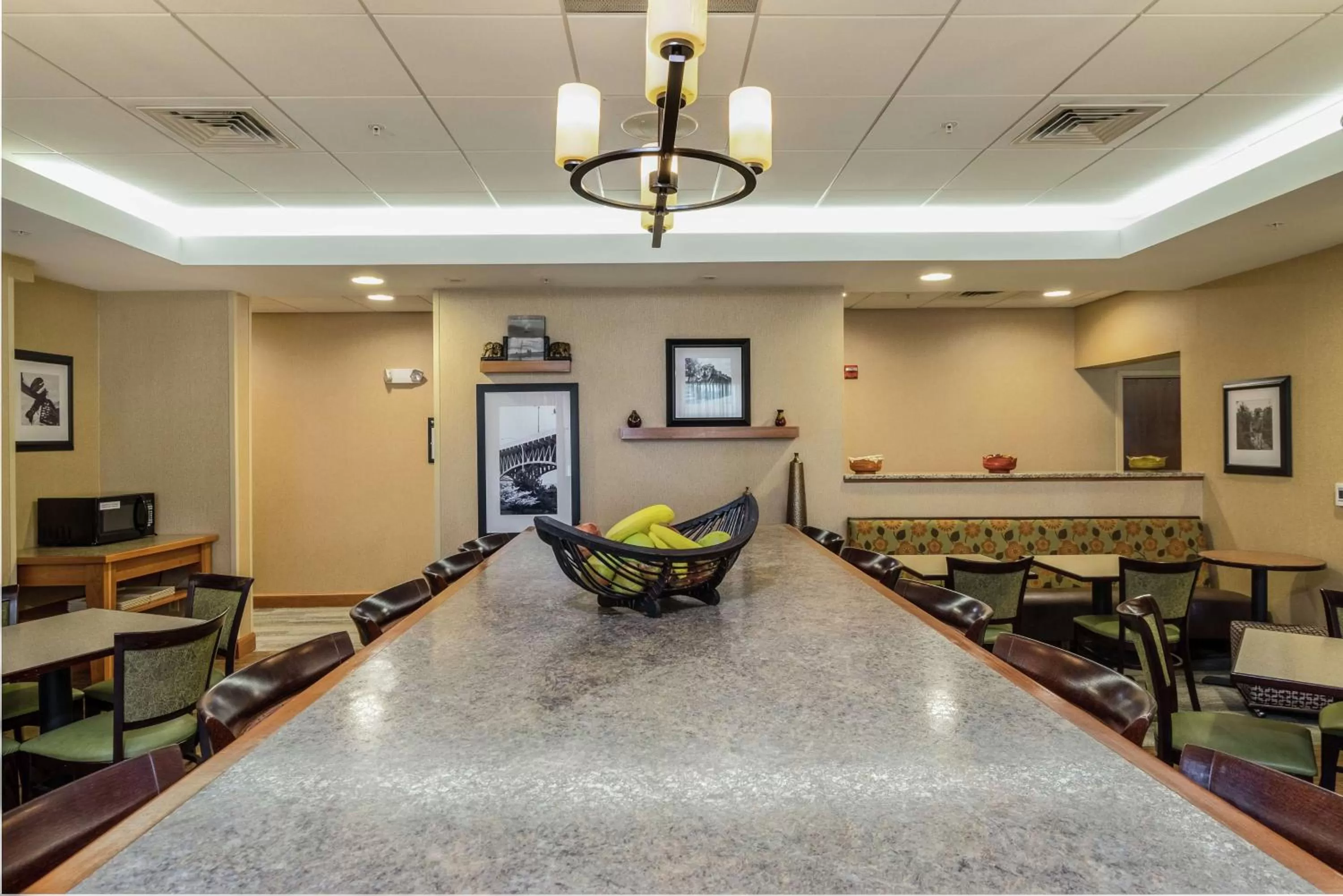 Dining area in Hampton Inn Waterville